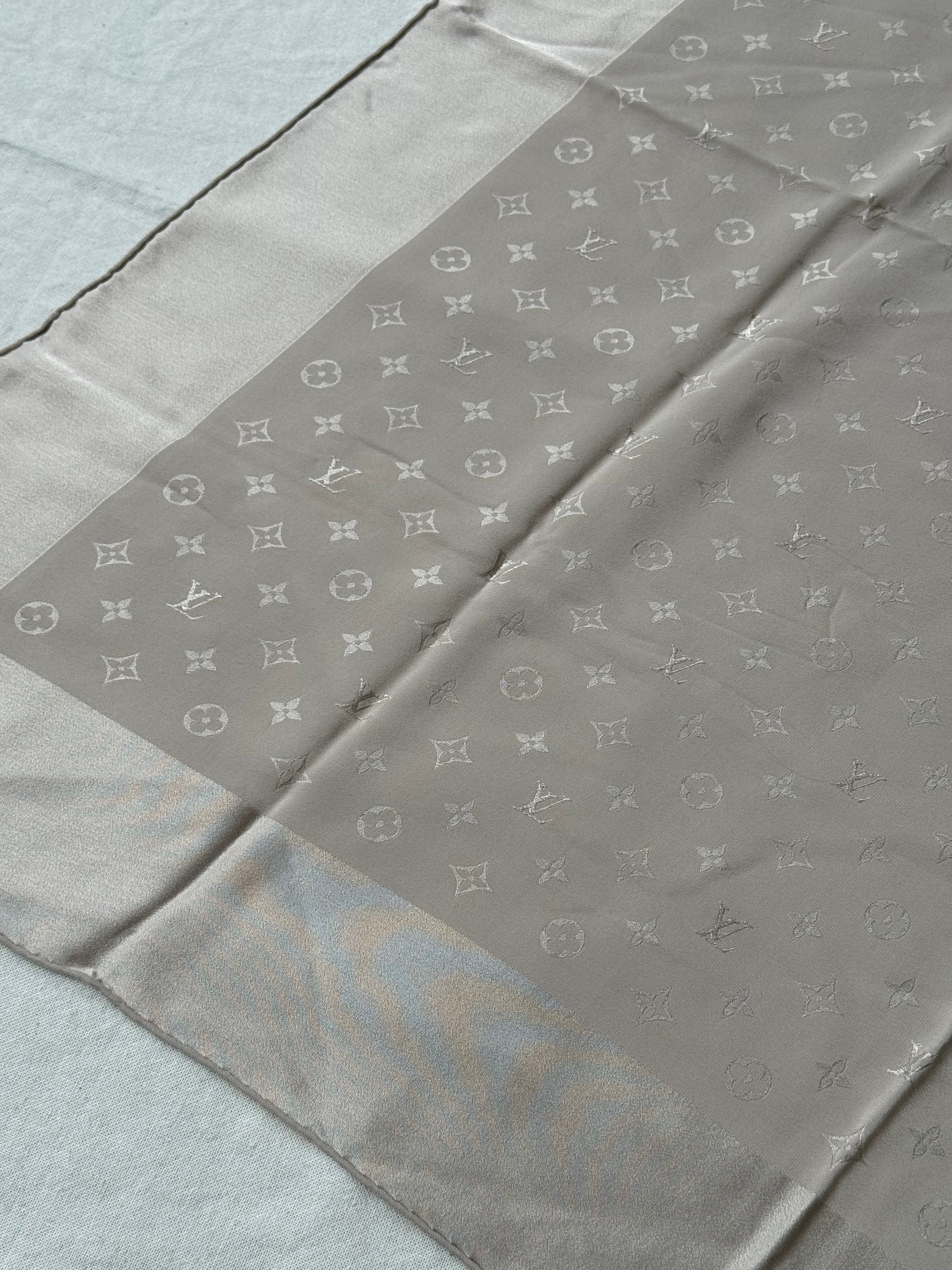 Foulard Louis Vuitton – Motifs monogramme beige
