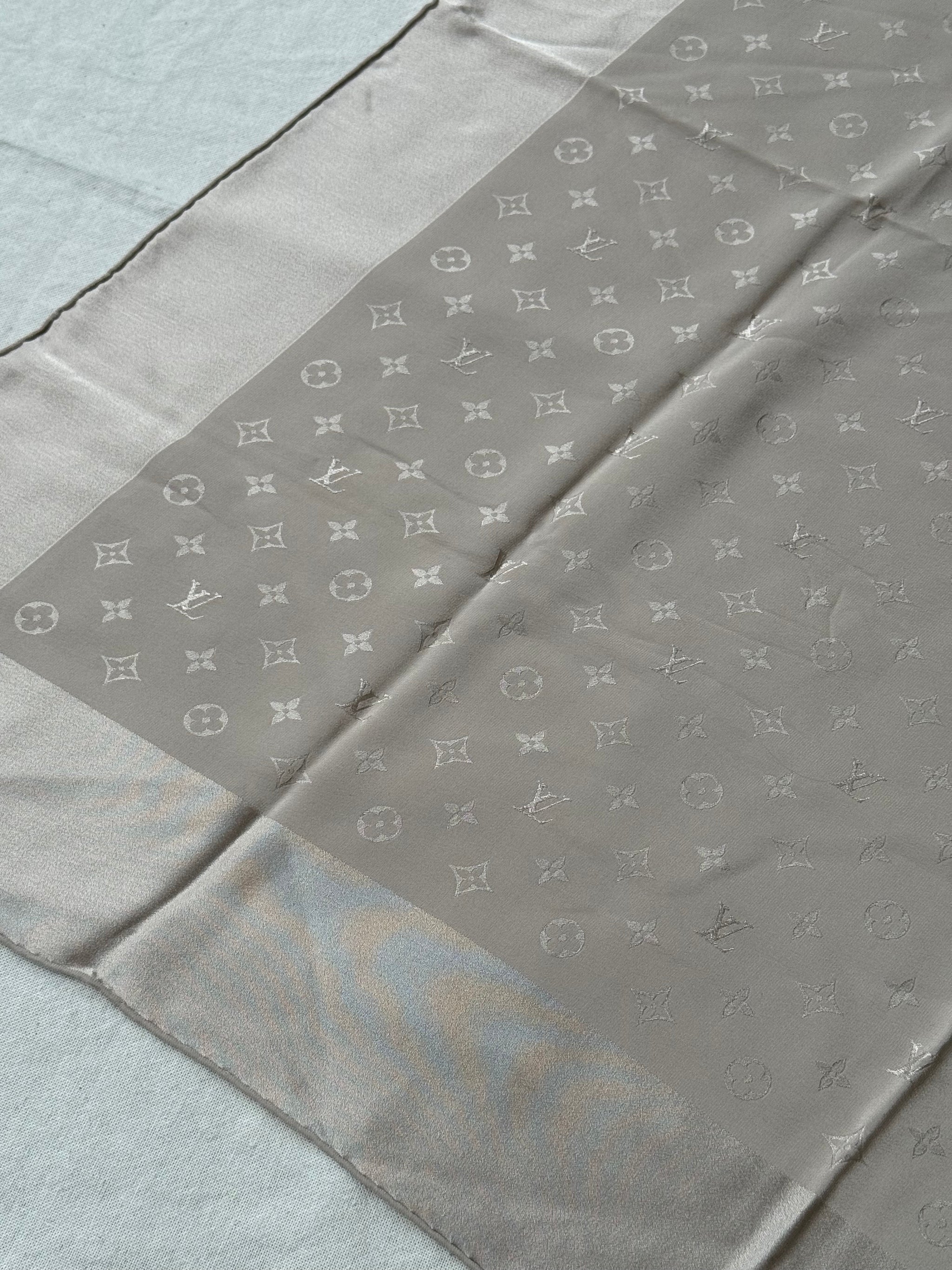 Foulard Louis Vuitton – Motifs monogramme beige
