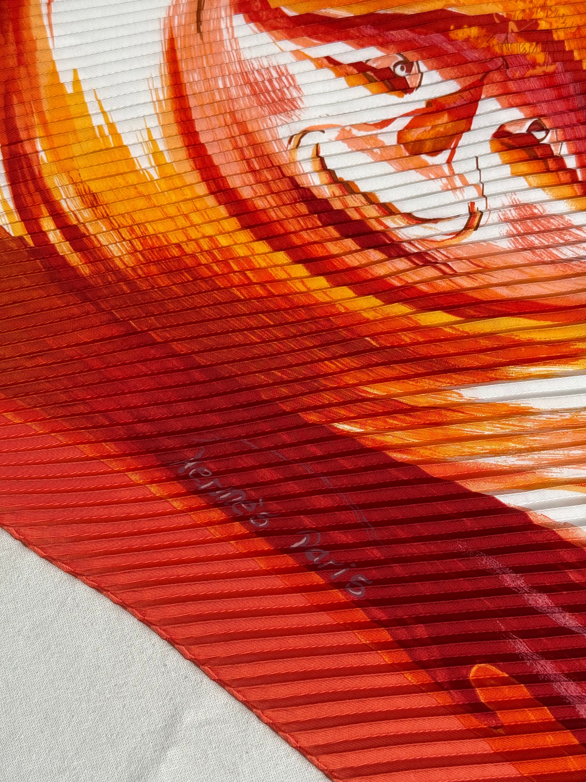 Foulard Hermès plissé – Modèle Smiles in Third Millenary