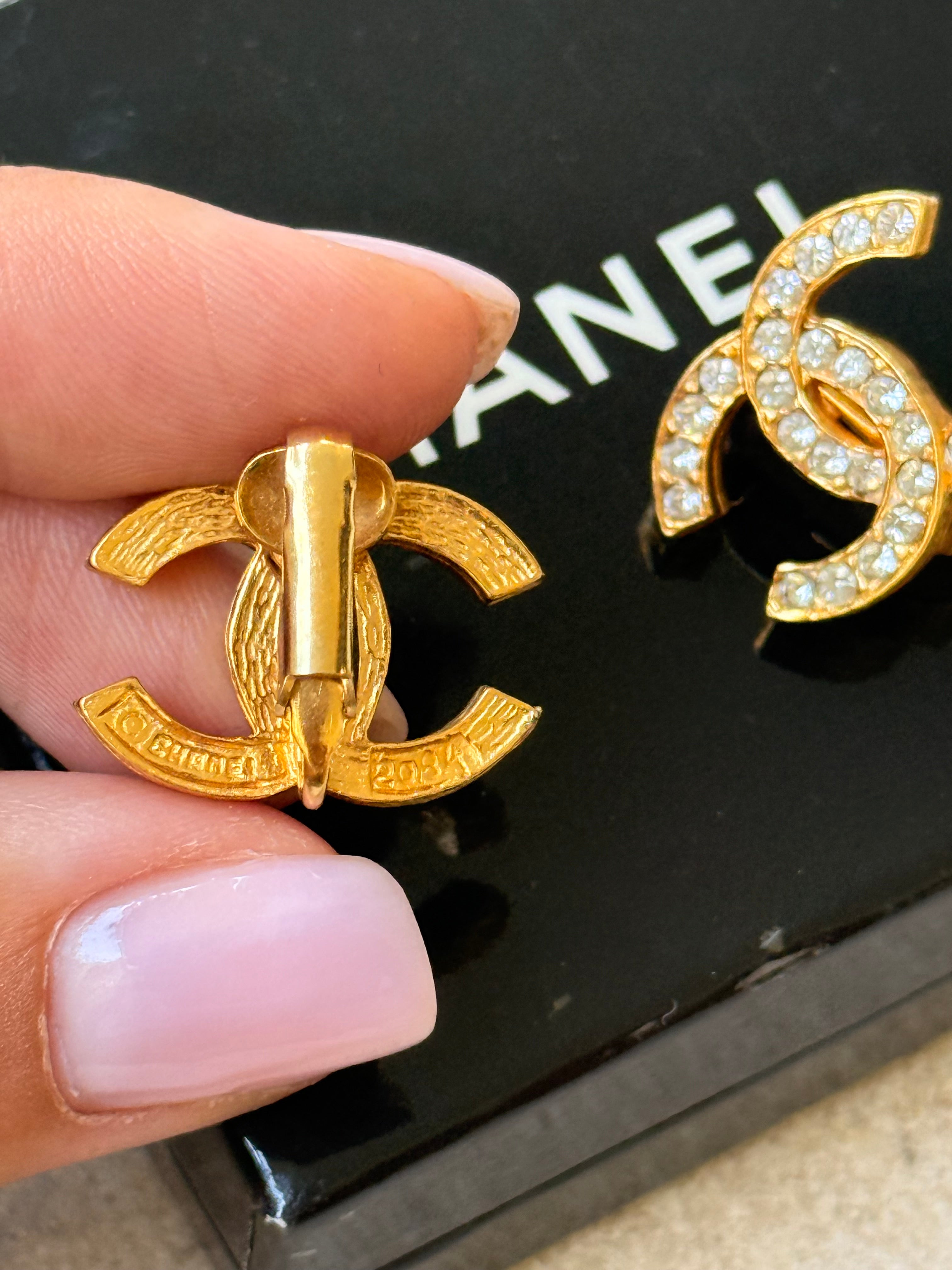Boucles d’oreilles vintage Chanel - Logo CC orné de strass