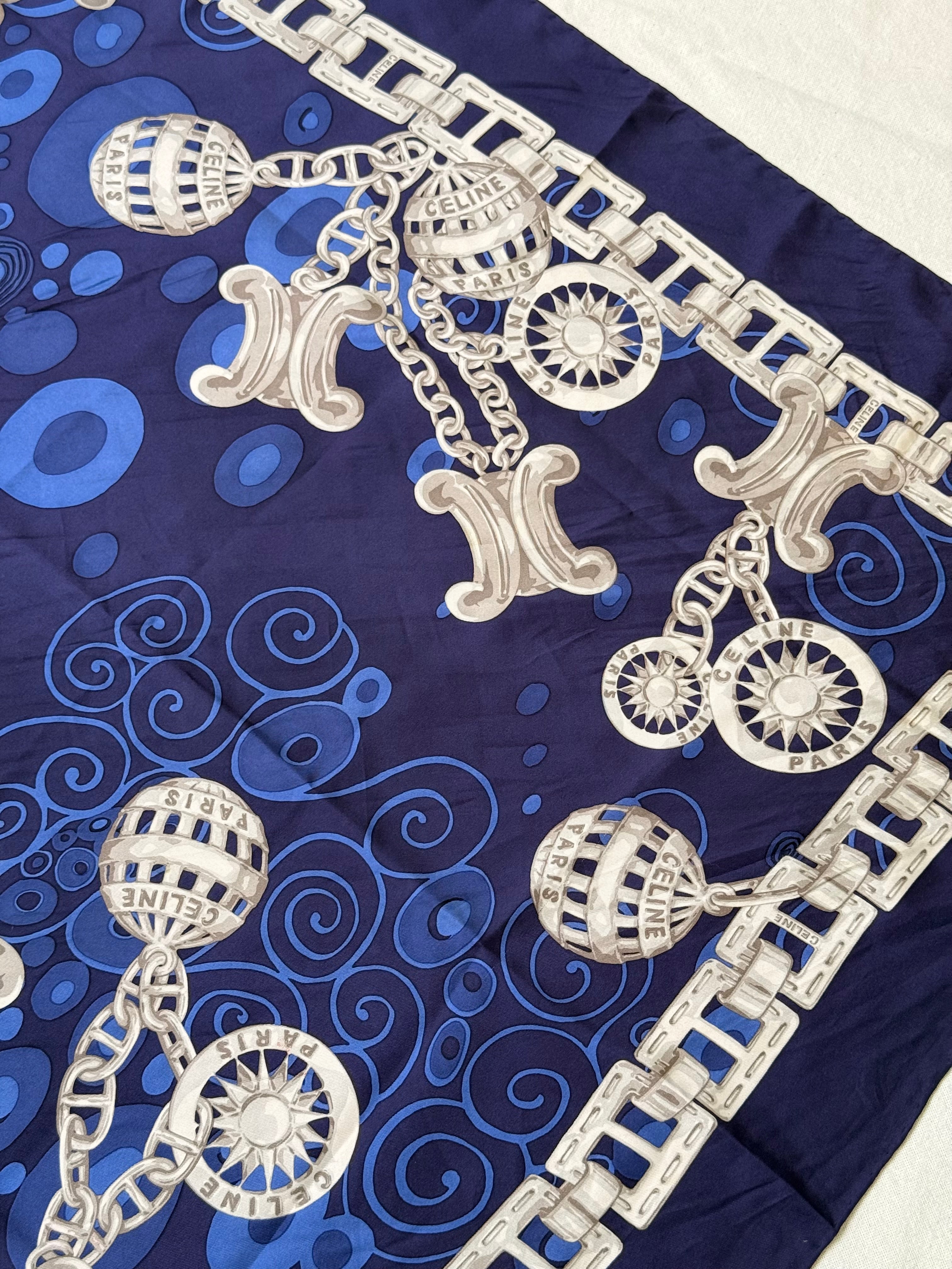 Foulard Céline – Chaînes et médaillons argentés