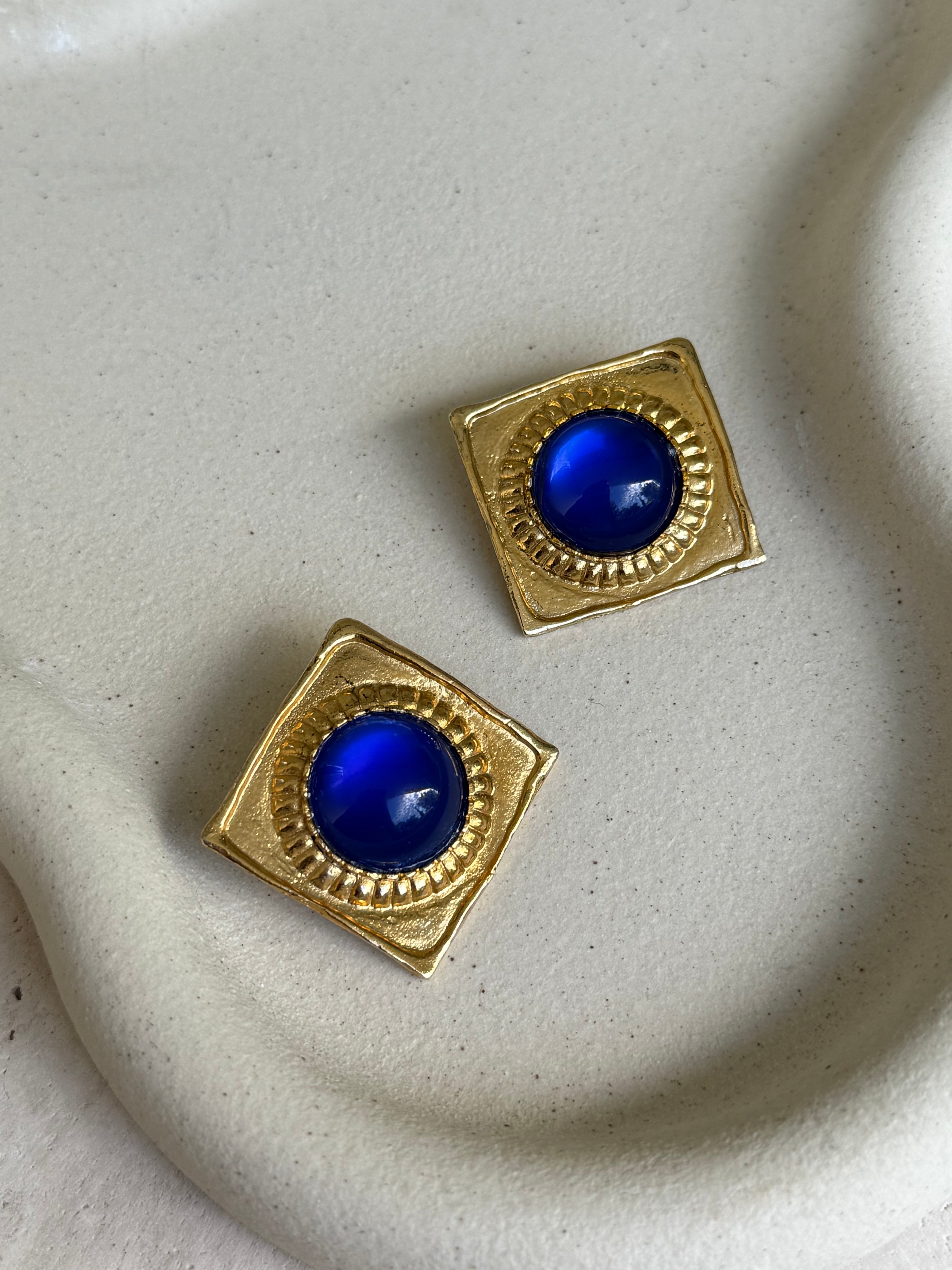 Boucles d’oreilles vintage - Carrées dorées et cabochons bleu