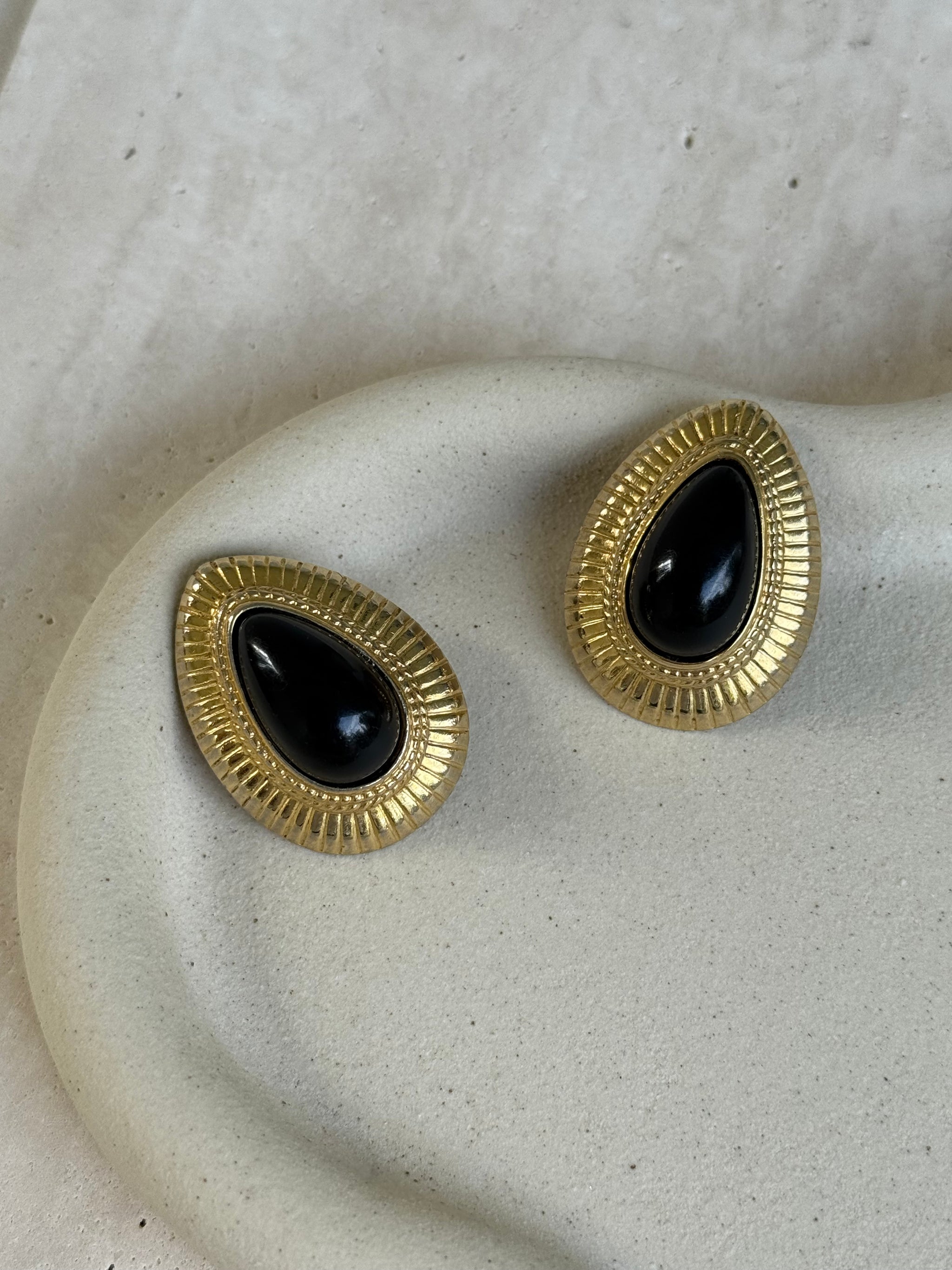 Boucles d’oreilles vintage - Gouttes dorées et cabochons noirs