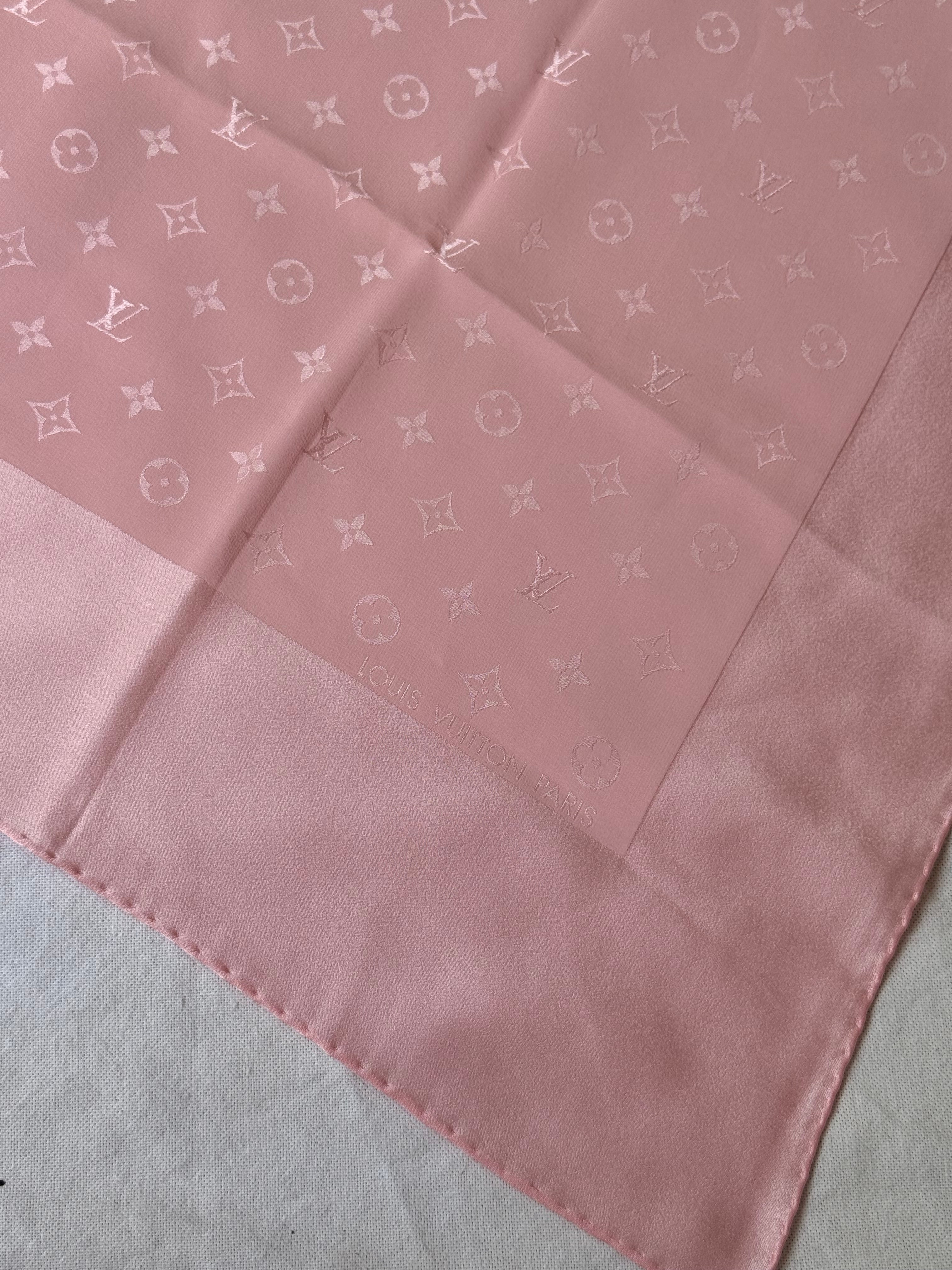 Foulard Louis Vuitton – Motifs monogramme rose