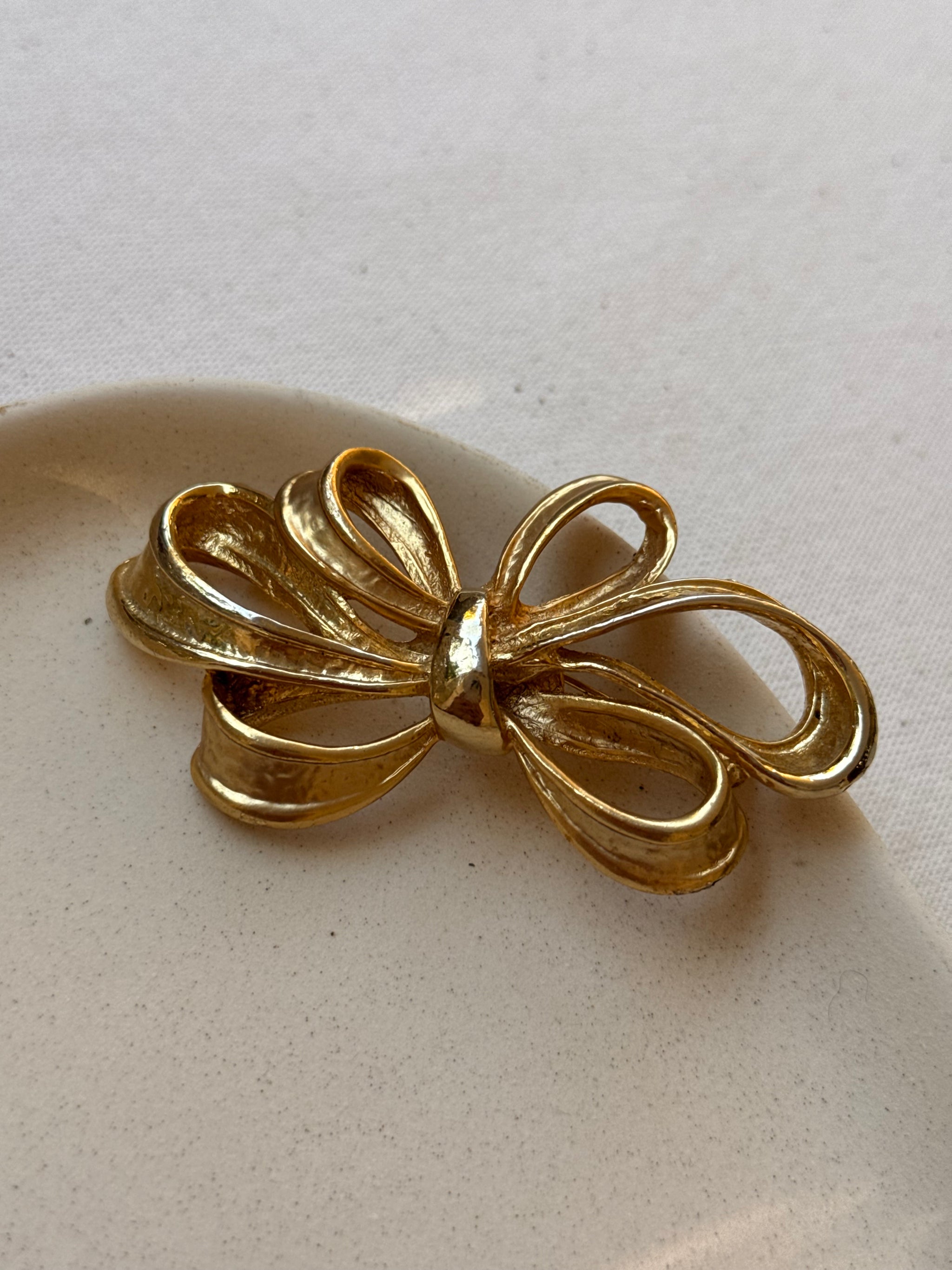 Broche vintage - Noeud doré sculptural