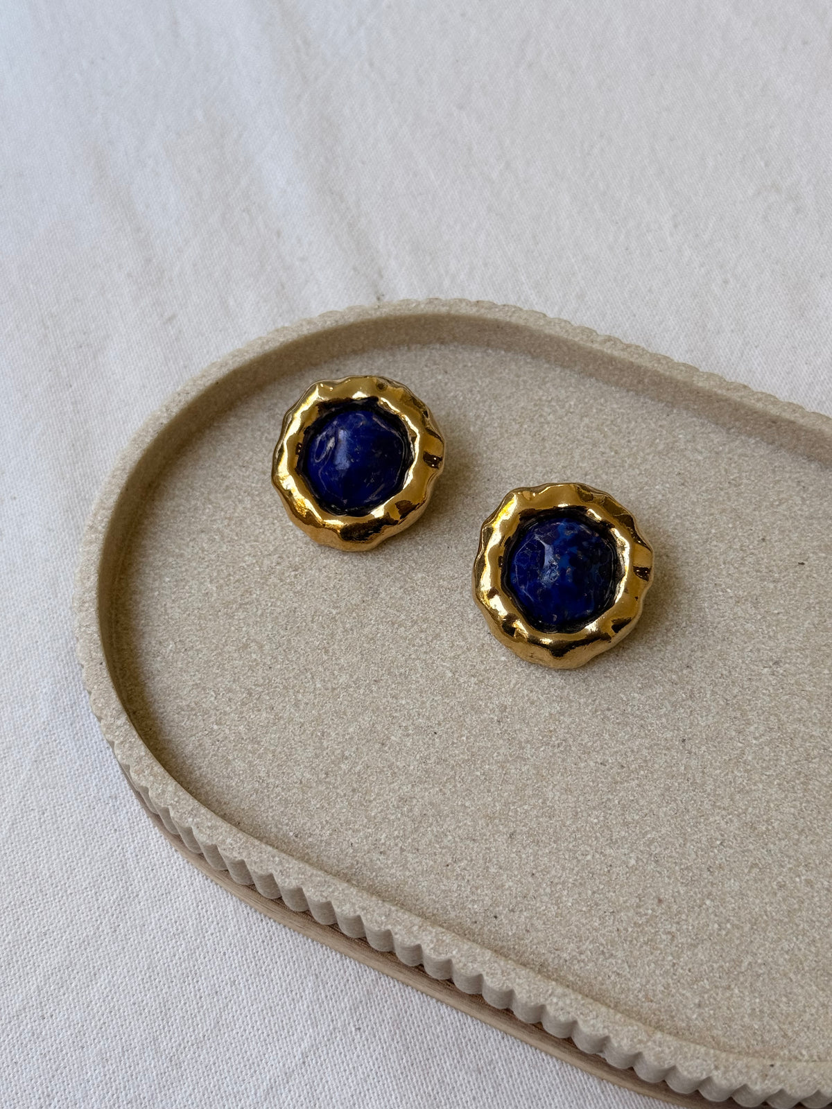 Boucles d’oreilles Guy Laroche vintage - Cabochons bleu profond