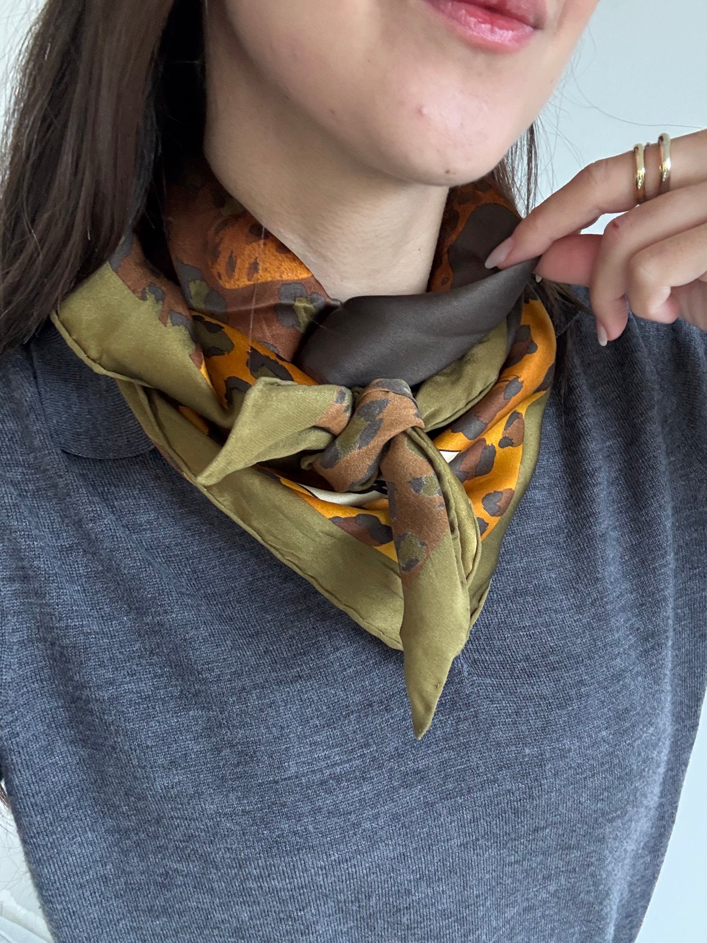 Foulard Yves Saint Laurent – Motifs léopards
