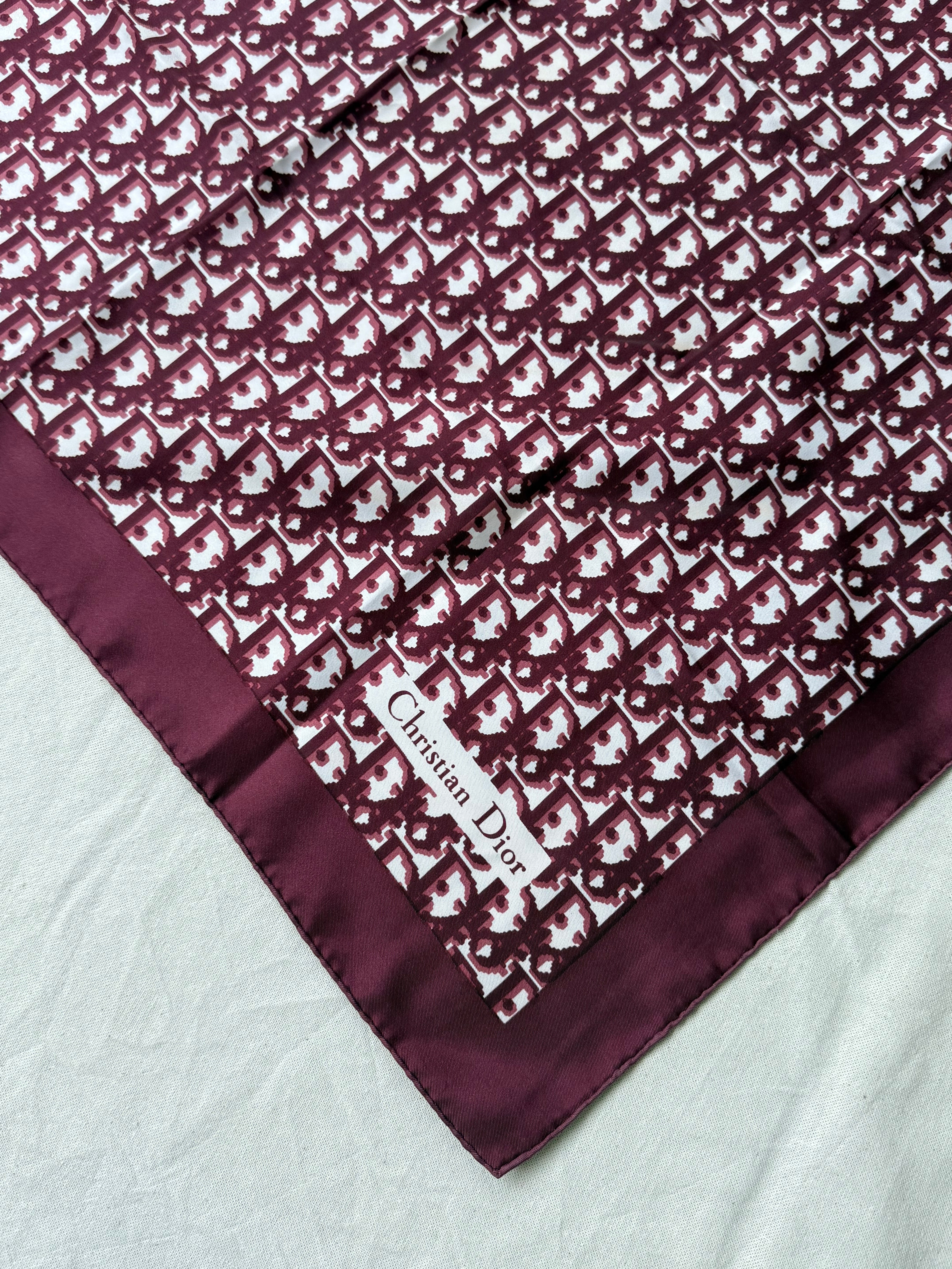 Foulard Christian Dior – Modèle monogramme bordeaux