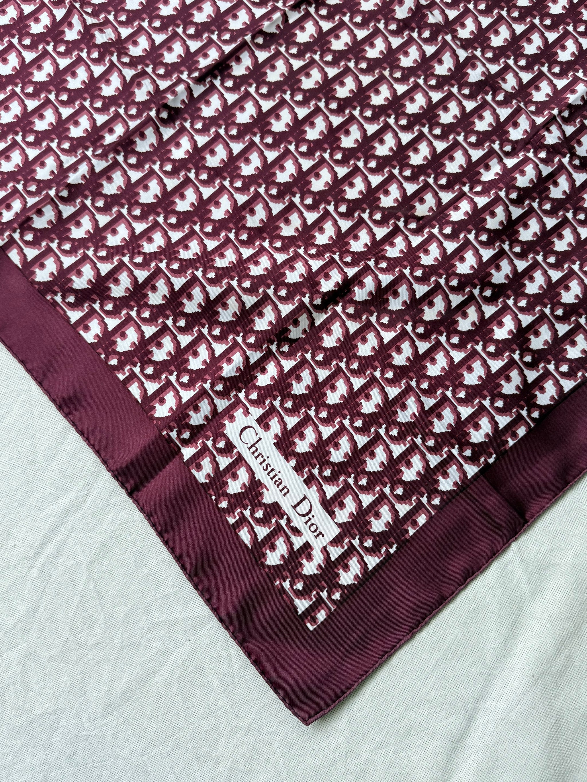 Foulard Christian Dior – Modèle monogramme bordeaux