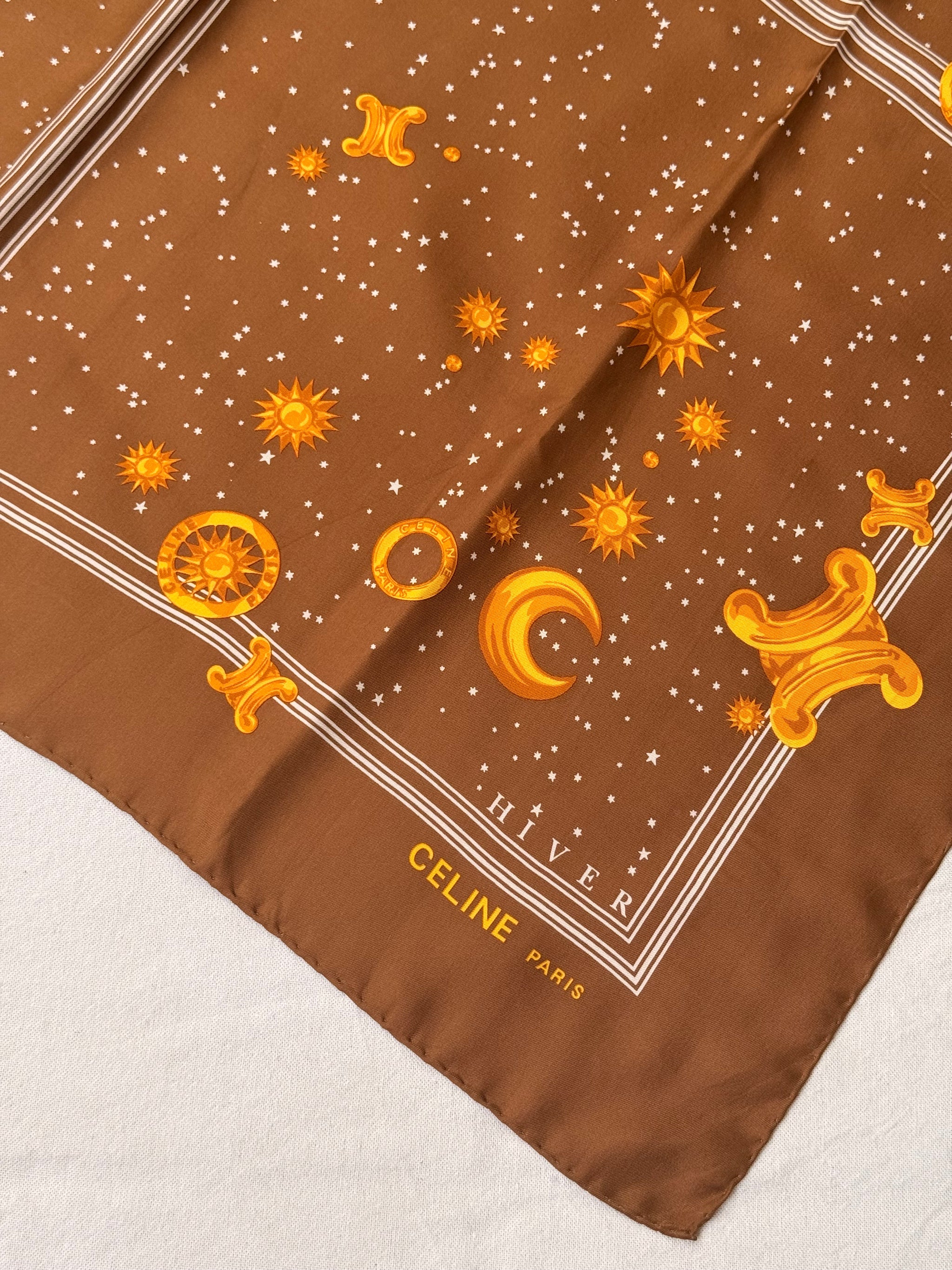 Foulard Céline – Marron et motifs célestes