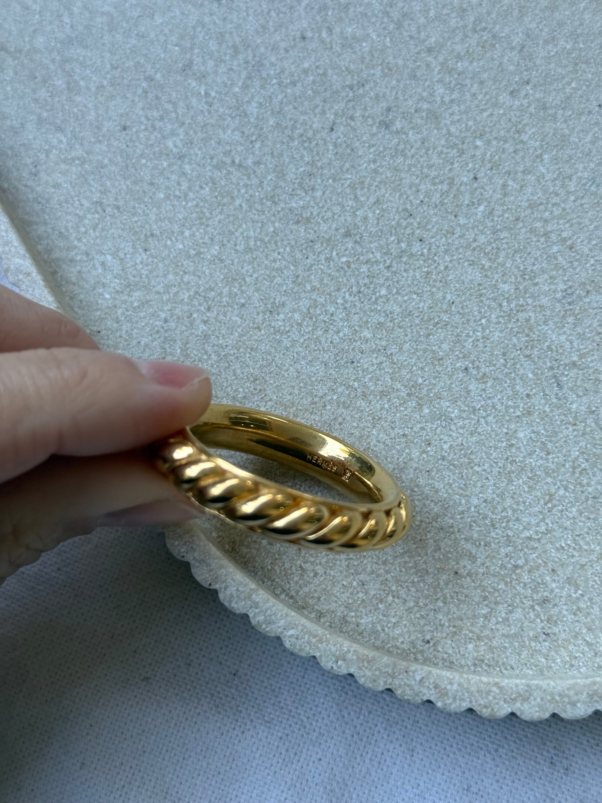 Anneau de foulard Hermès - modèle anneau torsadé doré