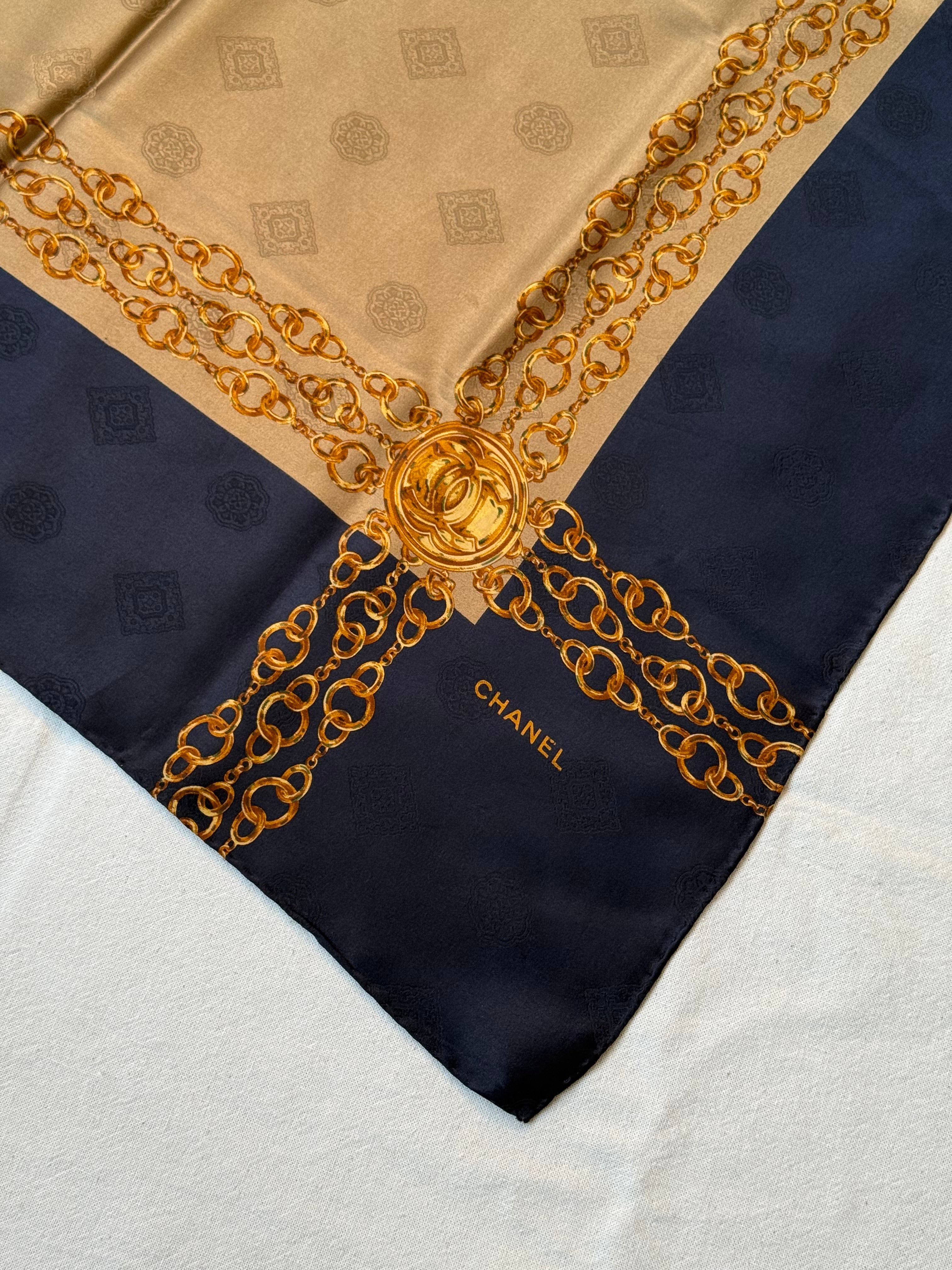 Foulard Chanel - Modèle bleu marine et beige