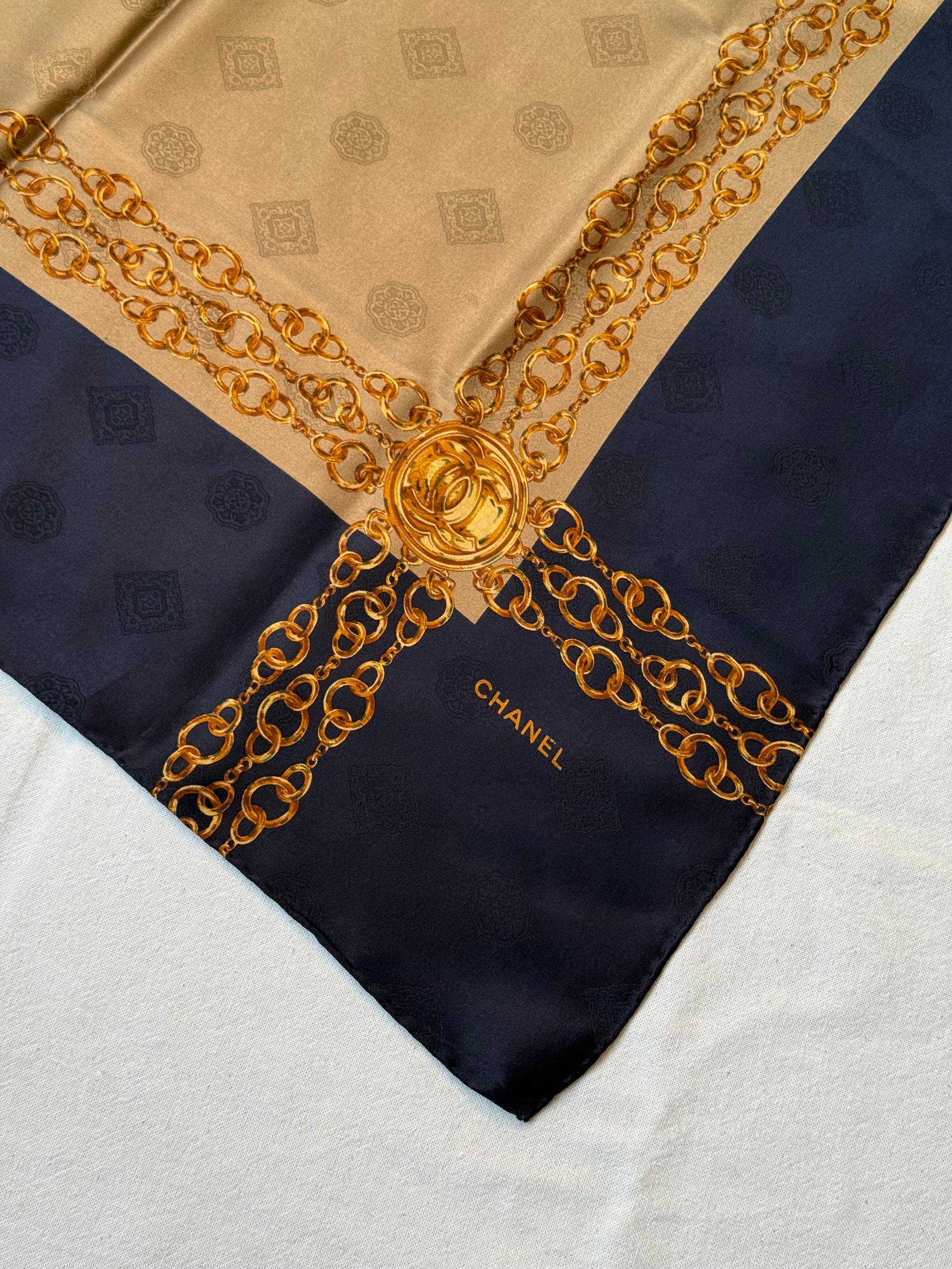 Foulard Chanel - Modèle bleu marine et beige