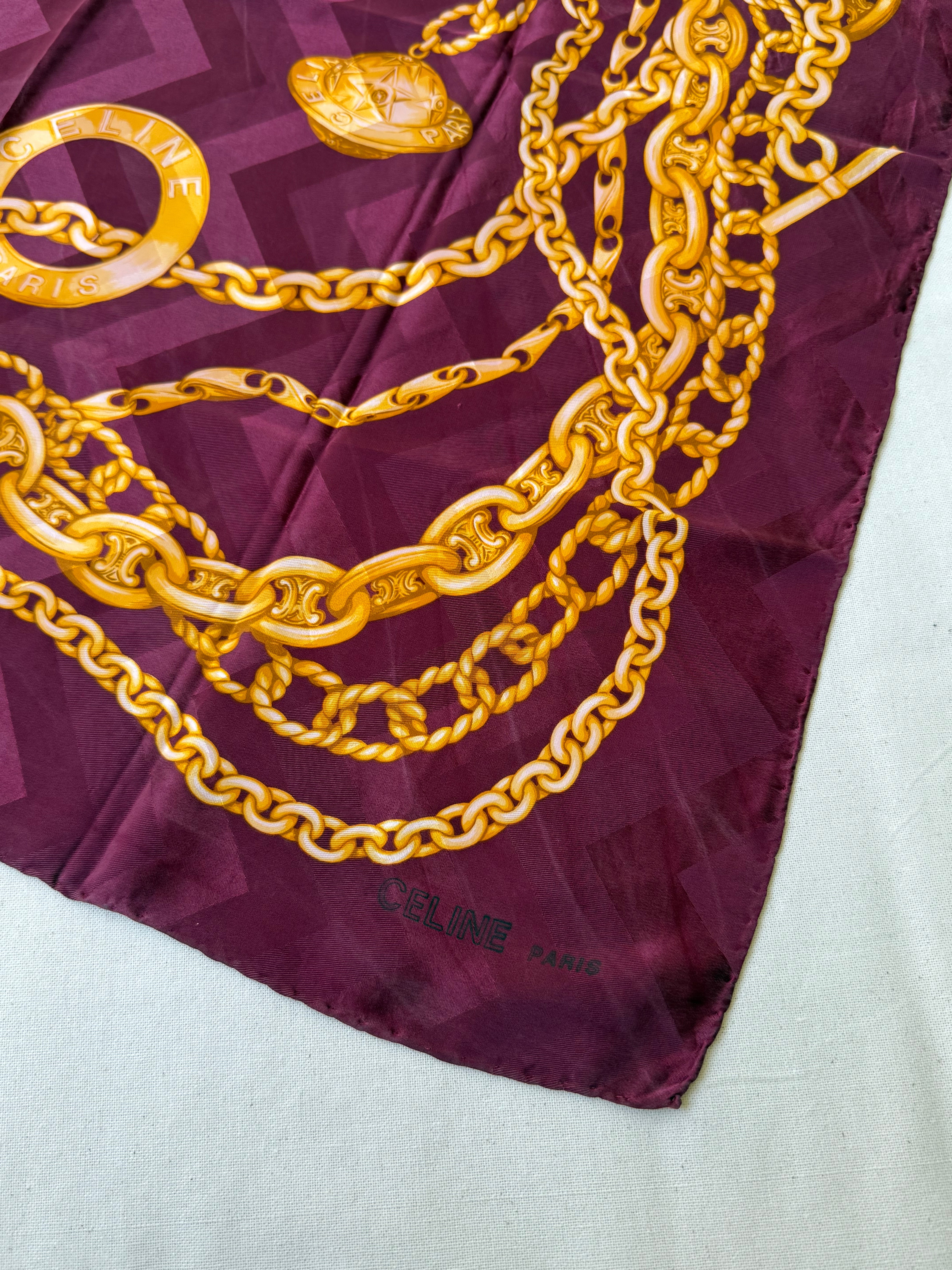 Foulard Céline – Modèle bordeaux et chaînes