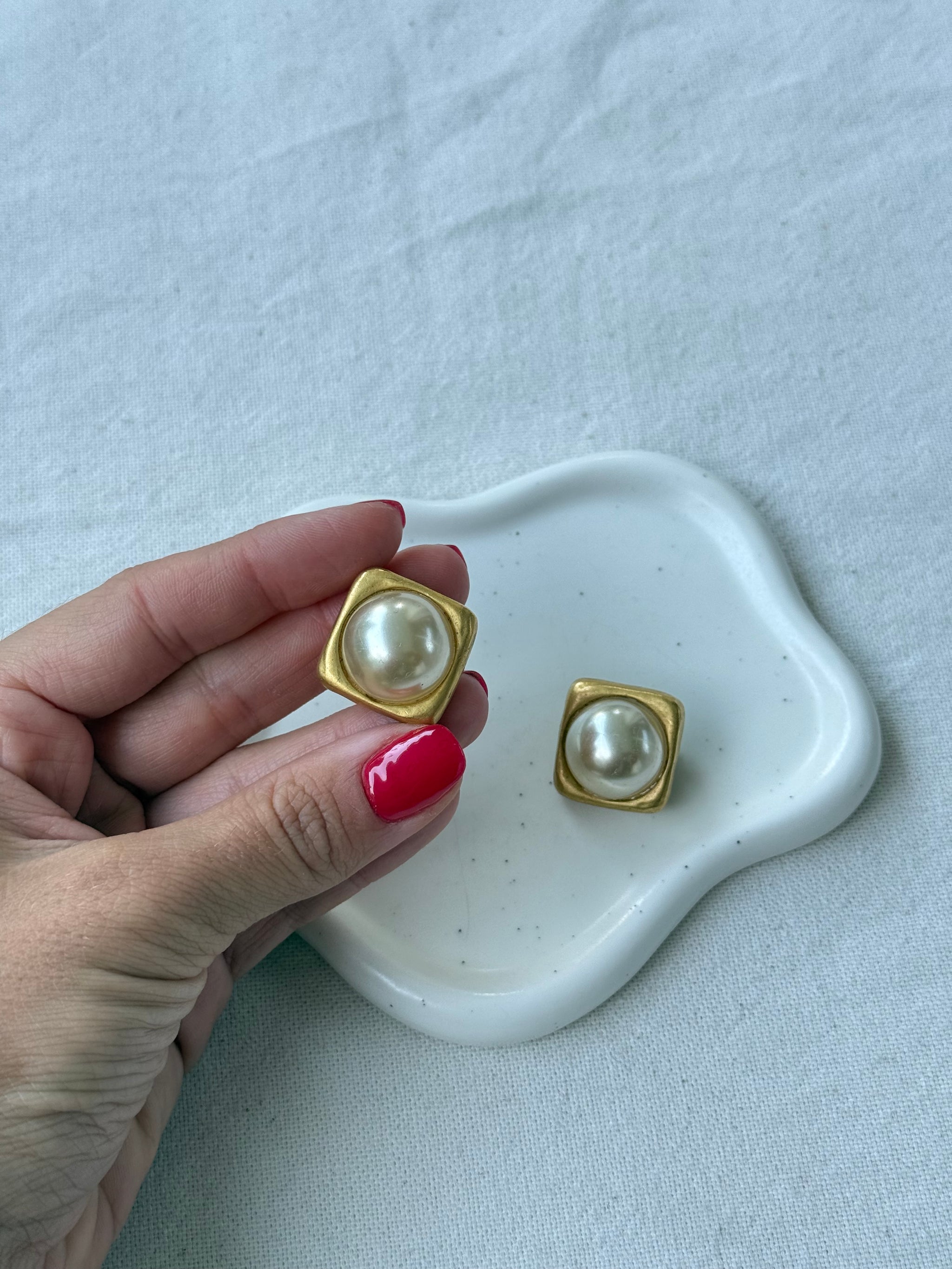 Boucles d’oreilles vintage - Monture carrée dorée et perle fantaisie