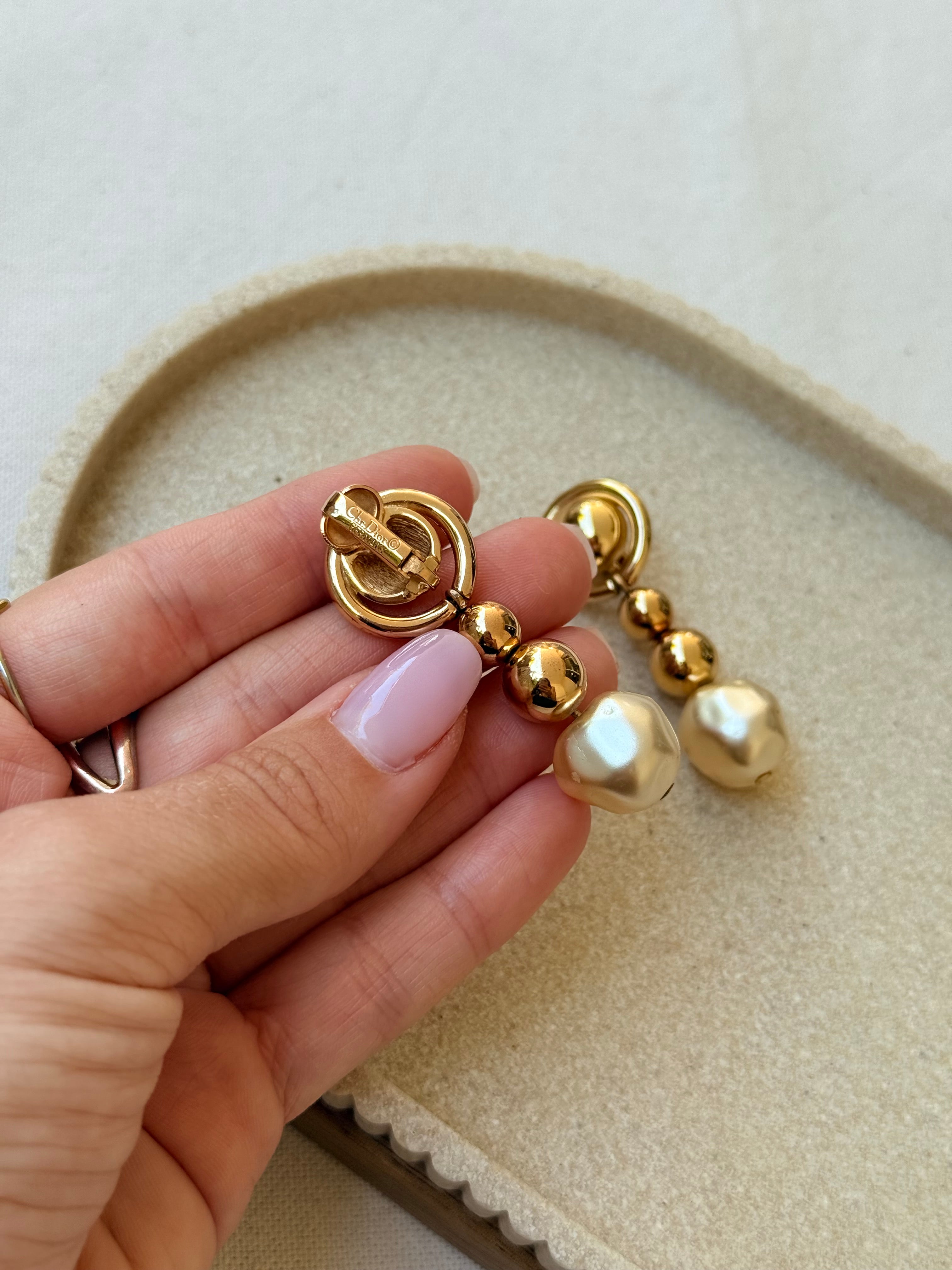 Boucles d’oreilles Christian Dior vintage - Pendantes avec perle fantaisie