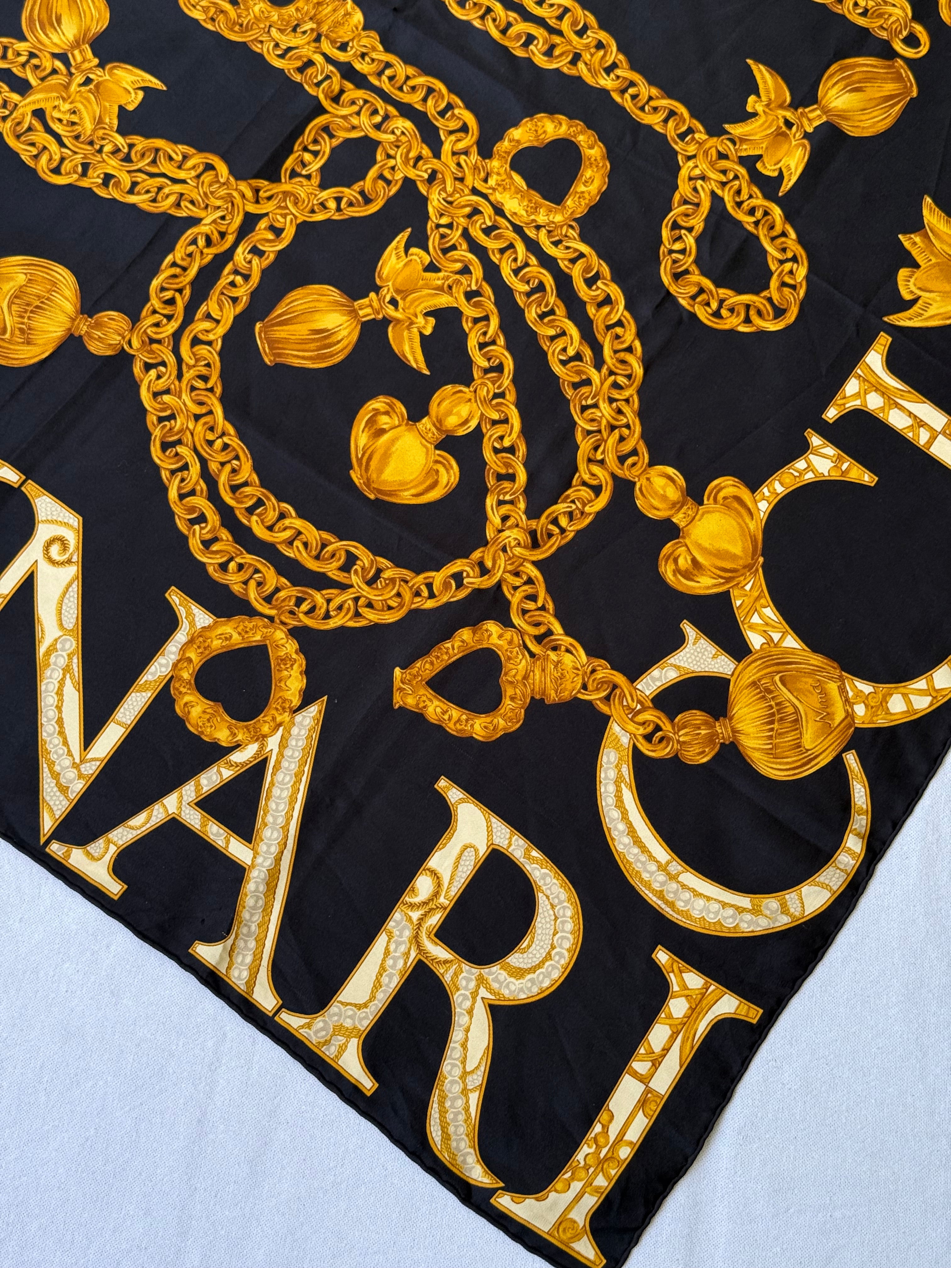 Foulard Nina Ricci – Chaînes et monogramme