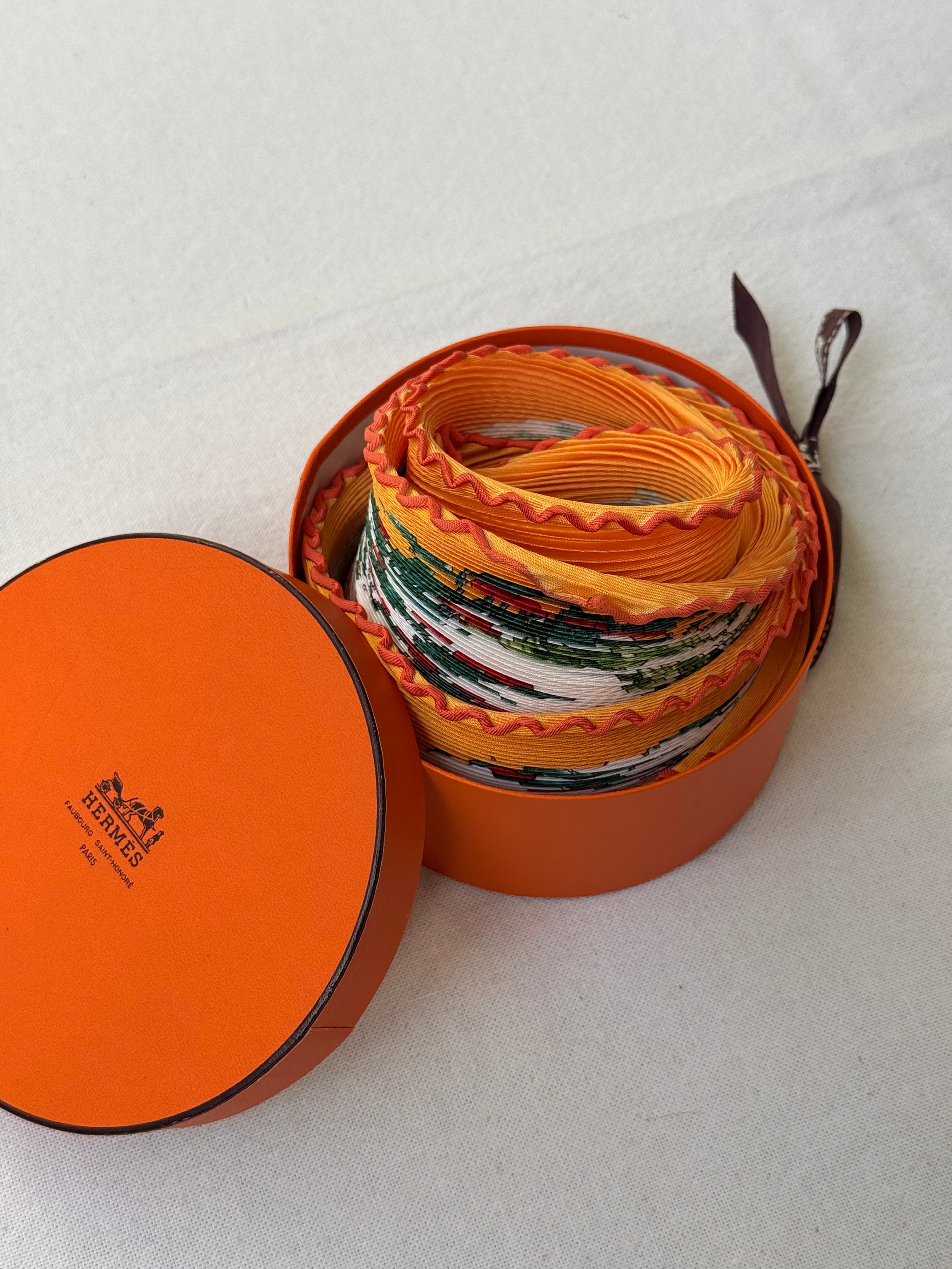 Foulard Hermès plissé – Modèle Au Cœur des Bois
