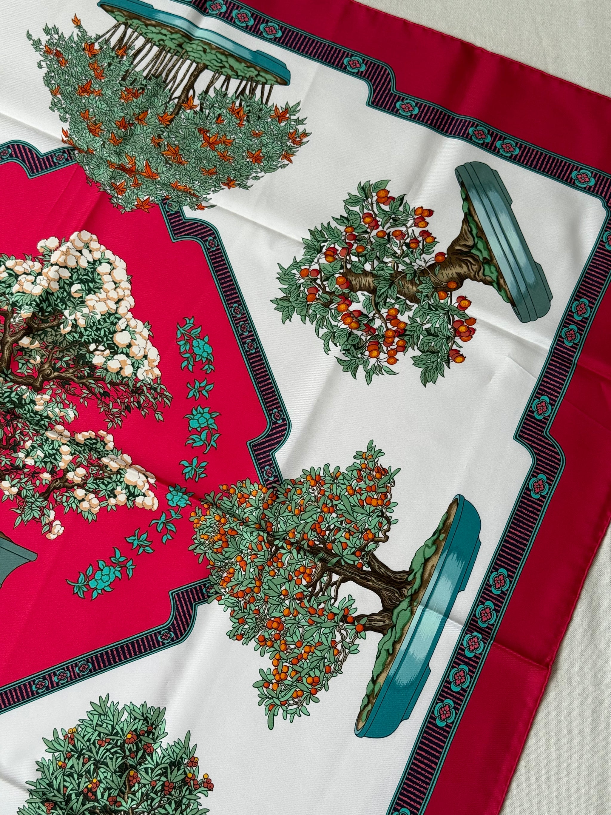 Foulard Hermès – Modèle Les Beaux Jours du Bonsaï