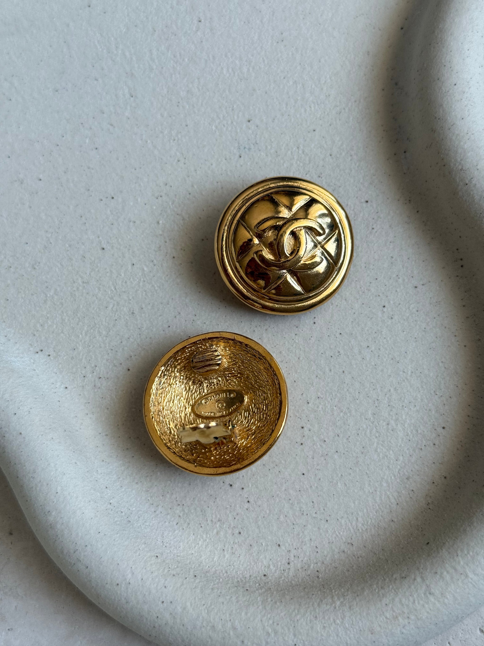 Boucles d’oreilles vintage Chanel - Logo CC et motif matelassé doré