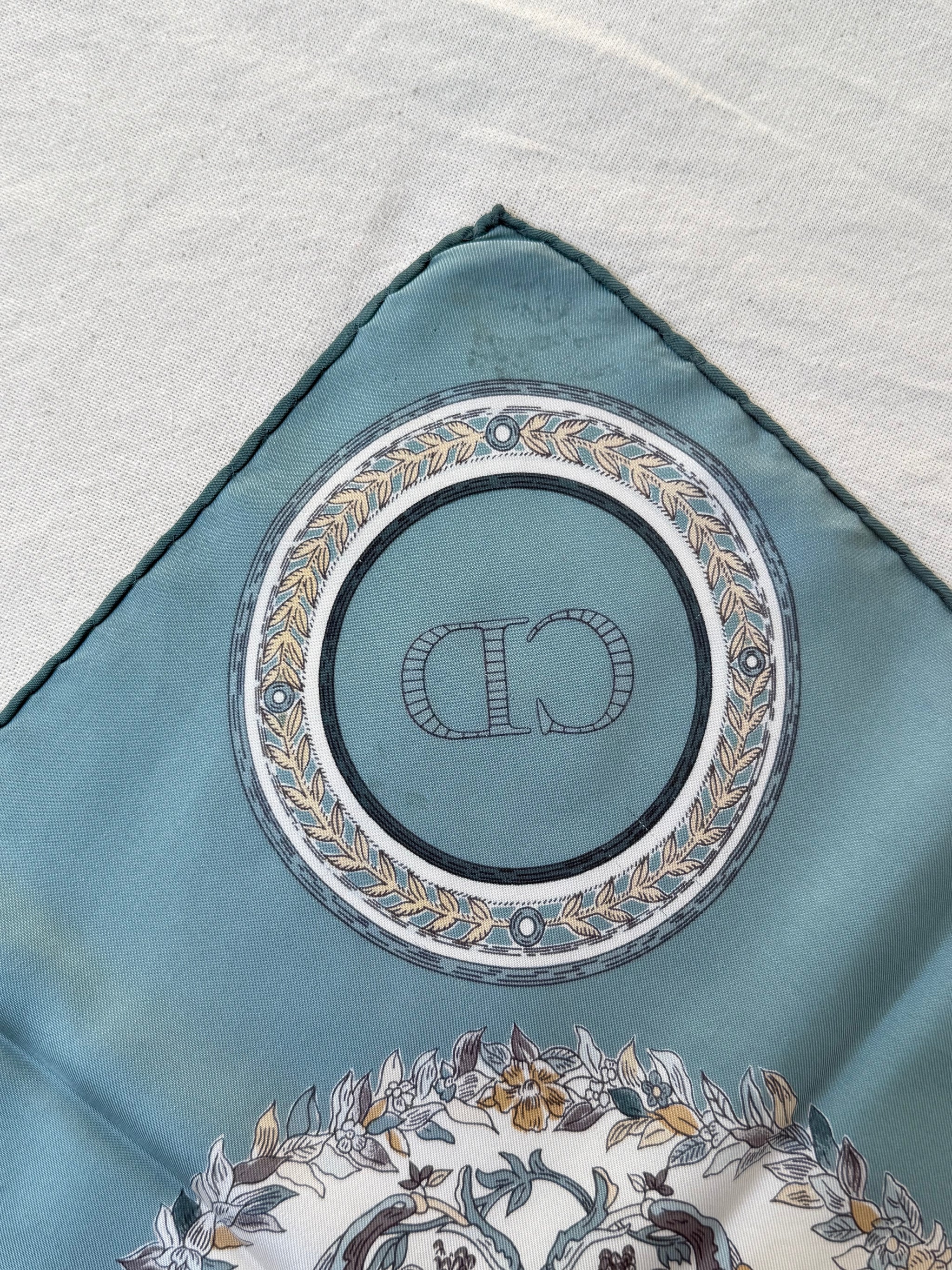 Foulard Christian Dior – Modèle cœurs bleu ciel