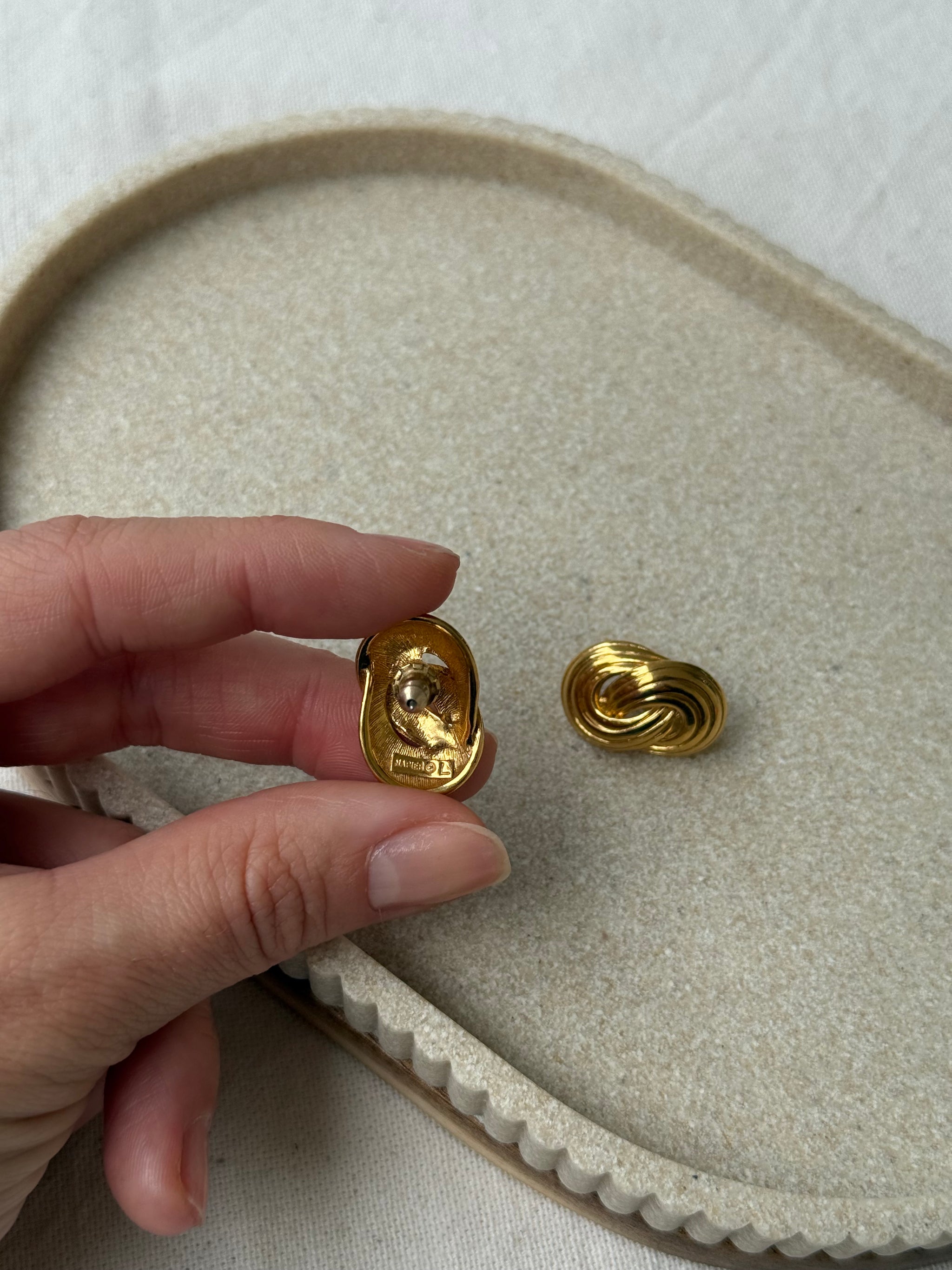 Boucles d'oreilles Napier vintage - Maillons entremêlés dorés (oreilles percées)