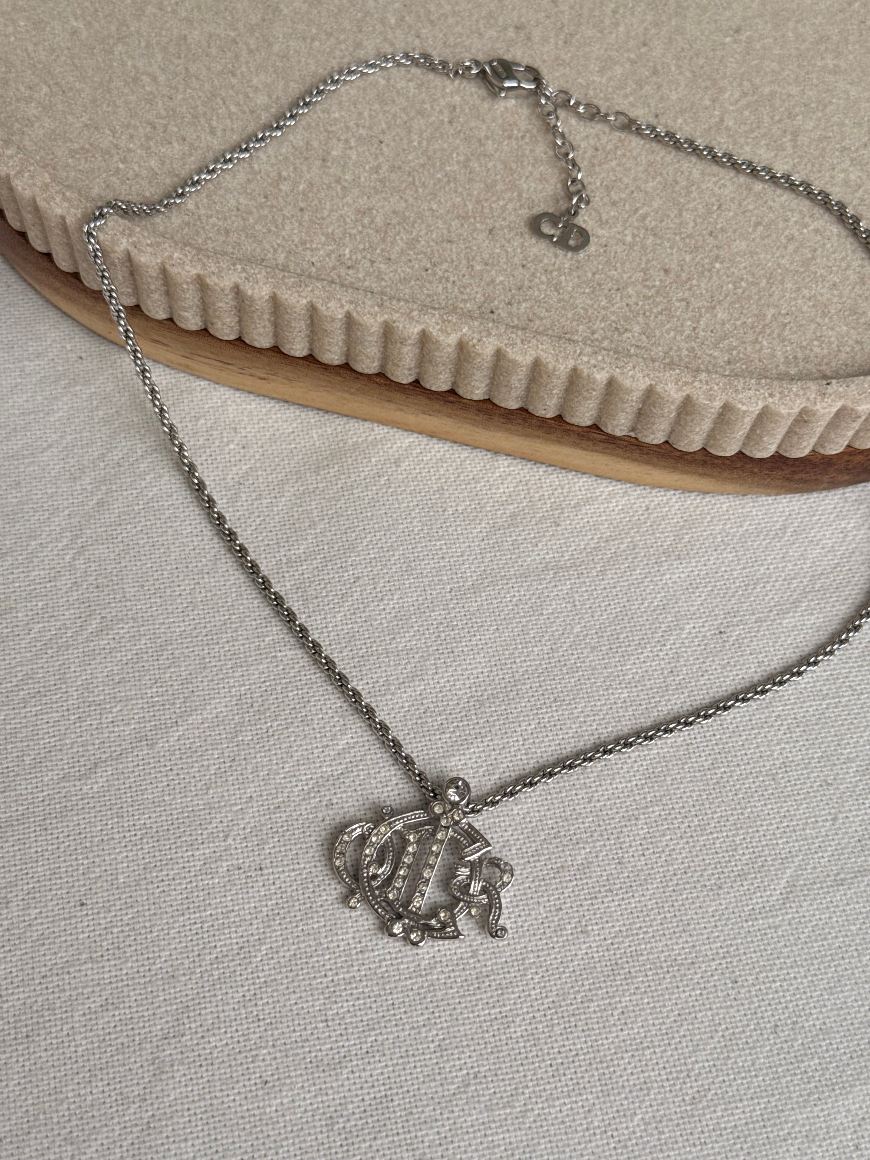 Collier Christian Dior vintage - Médaillon inscription Dior argenté
