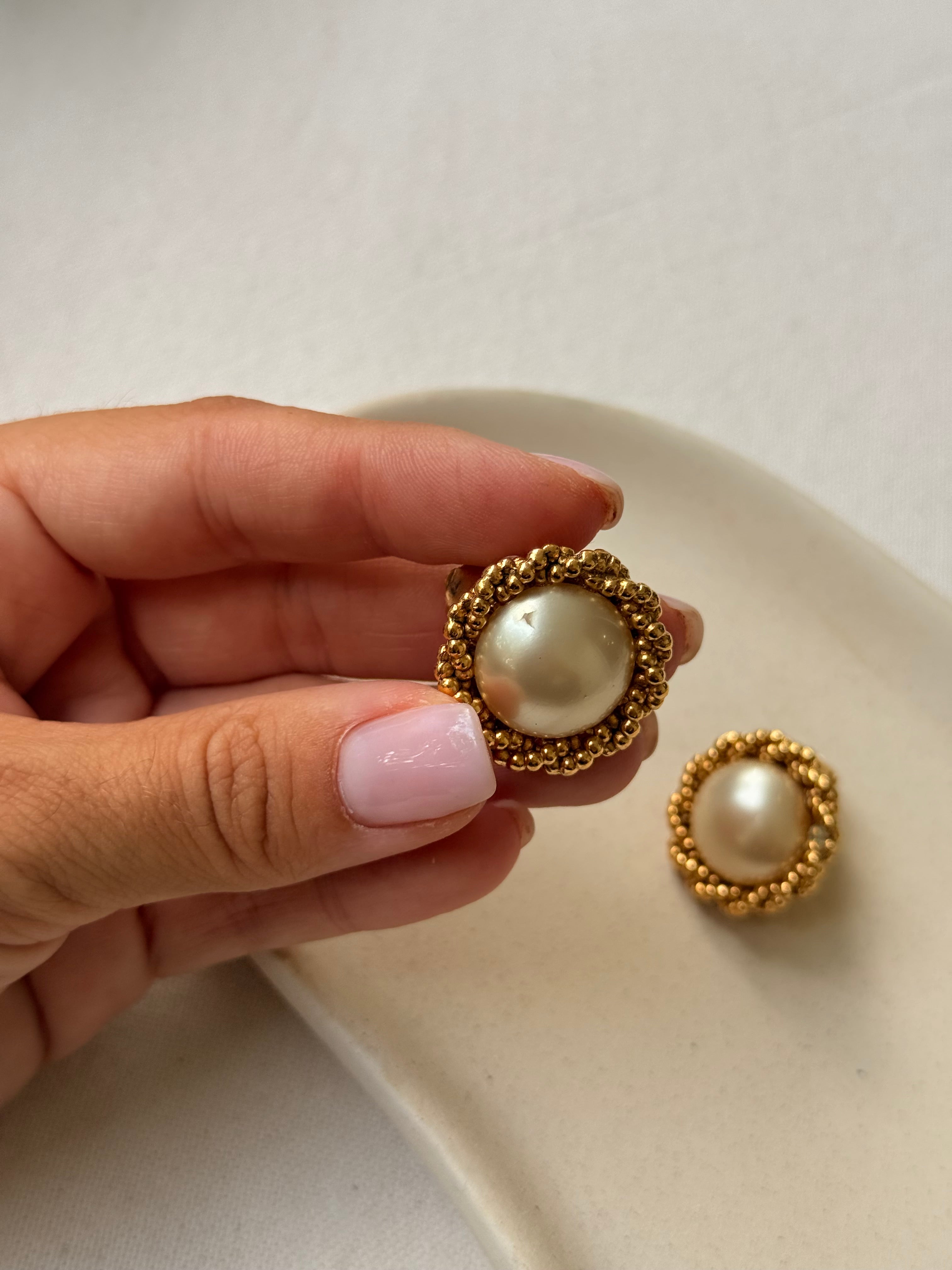 Boucles d’oreilles vintage Chanel - Perles fantaisies et bordure texturée