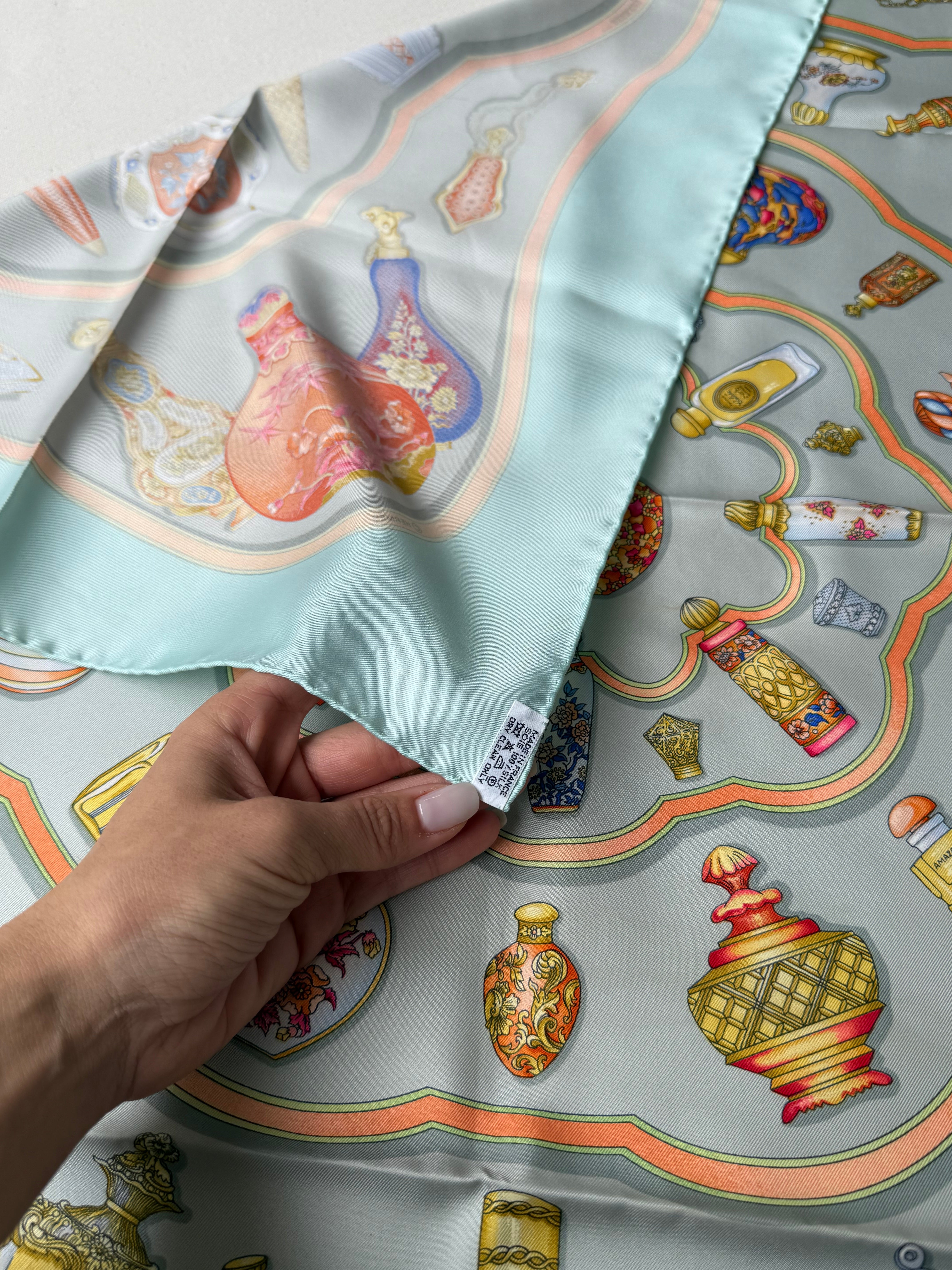 Foulard Hermès – Modèle Qu’importe Le Flacon