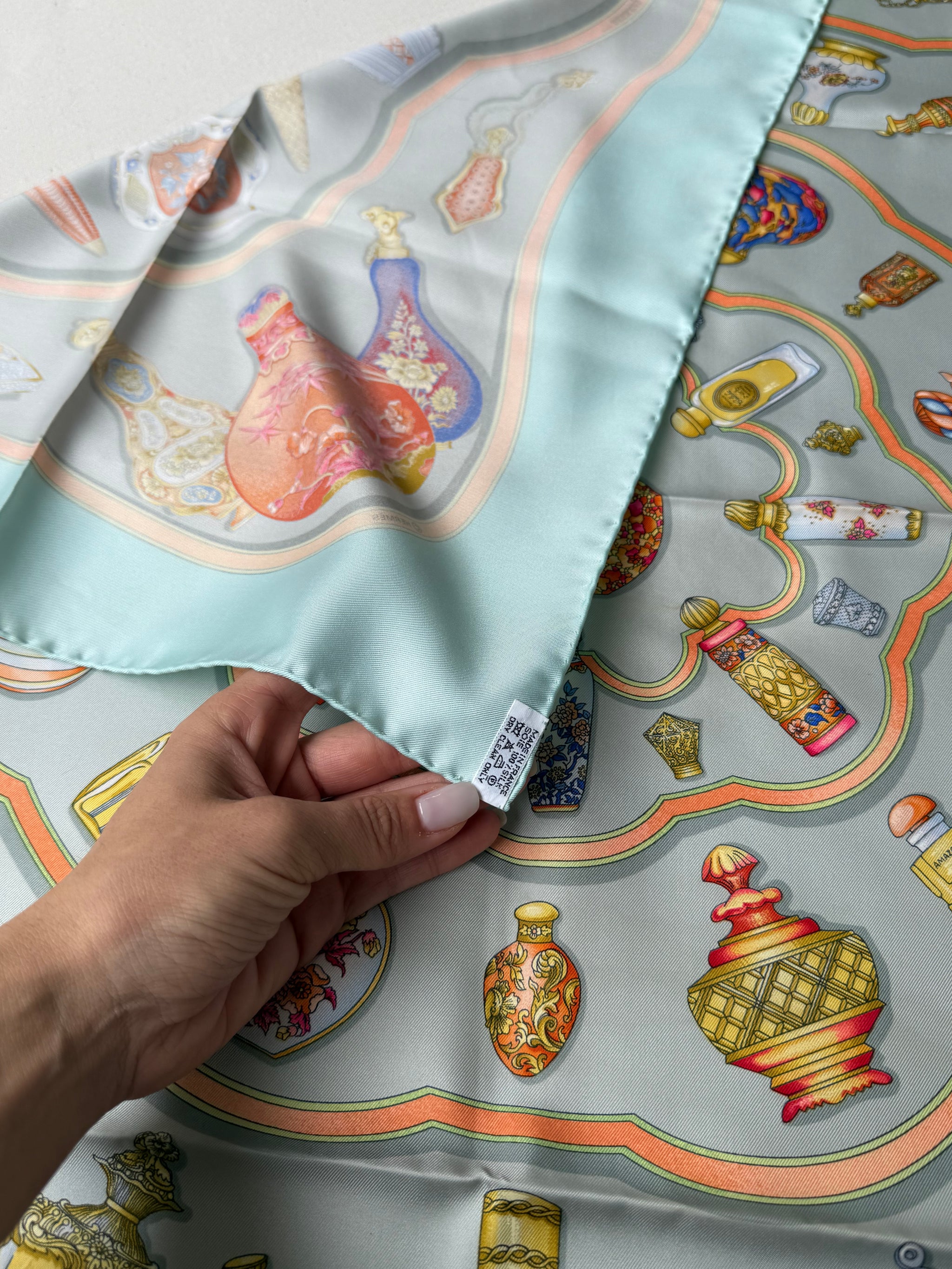 Foulard Hermès – Modèle Qu’importe Le Flacon