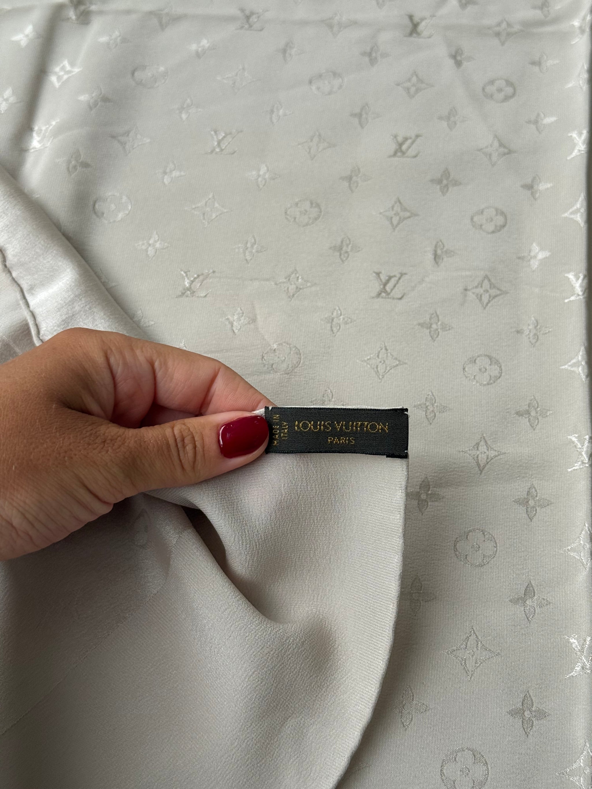 Foulard Louis Vuitton – Motifs monogramme beige