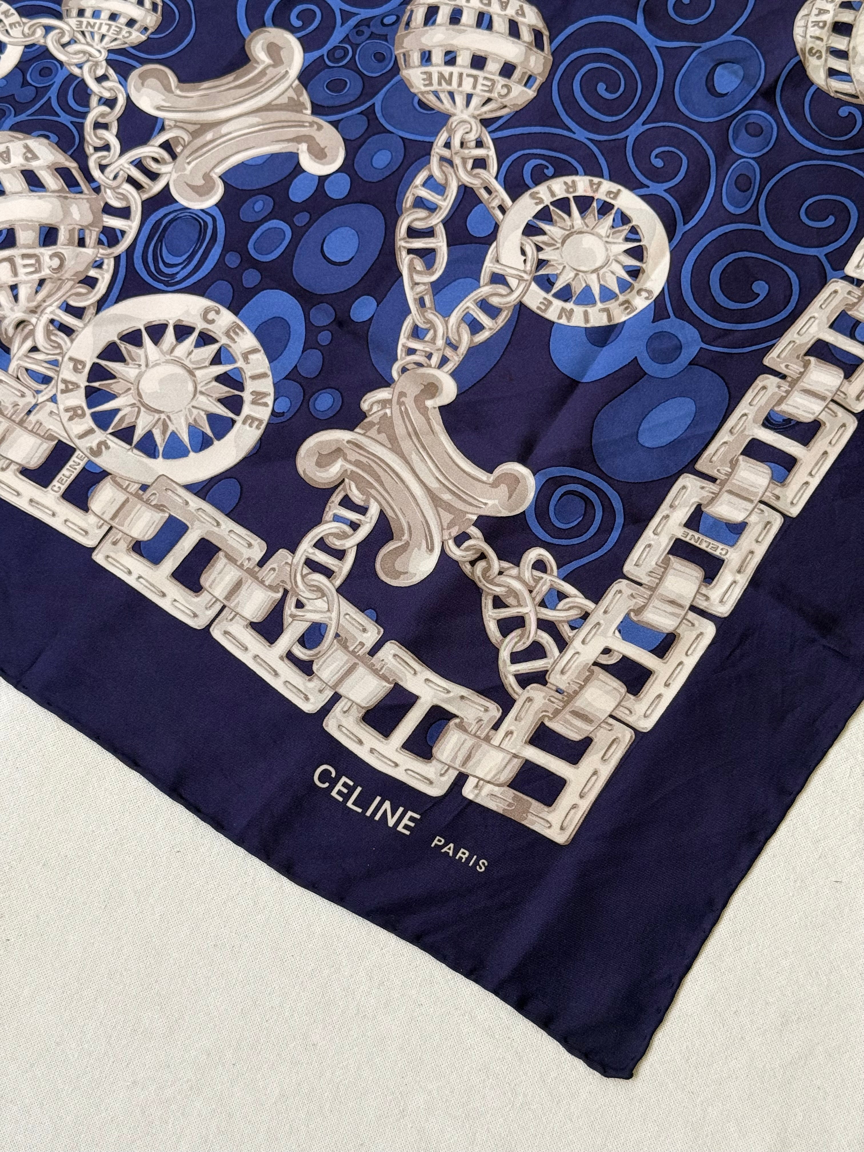 Foulard Céline – Chaînes et médaillons argentés