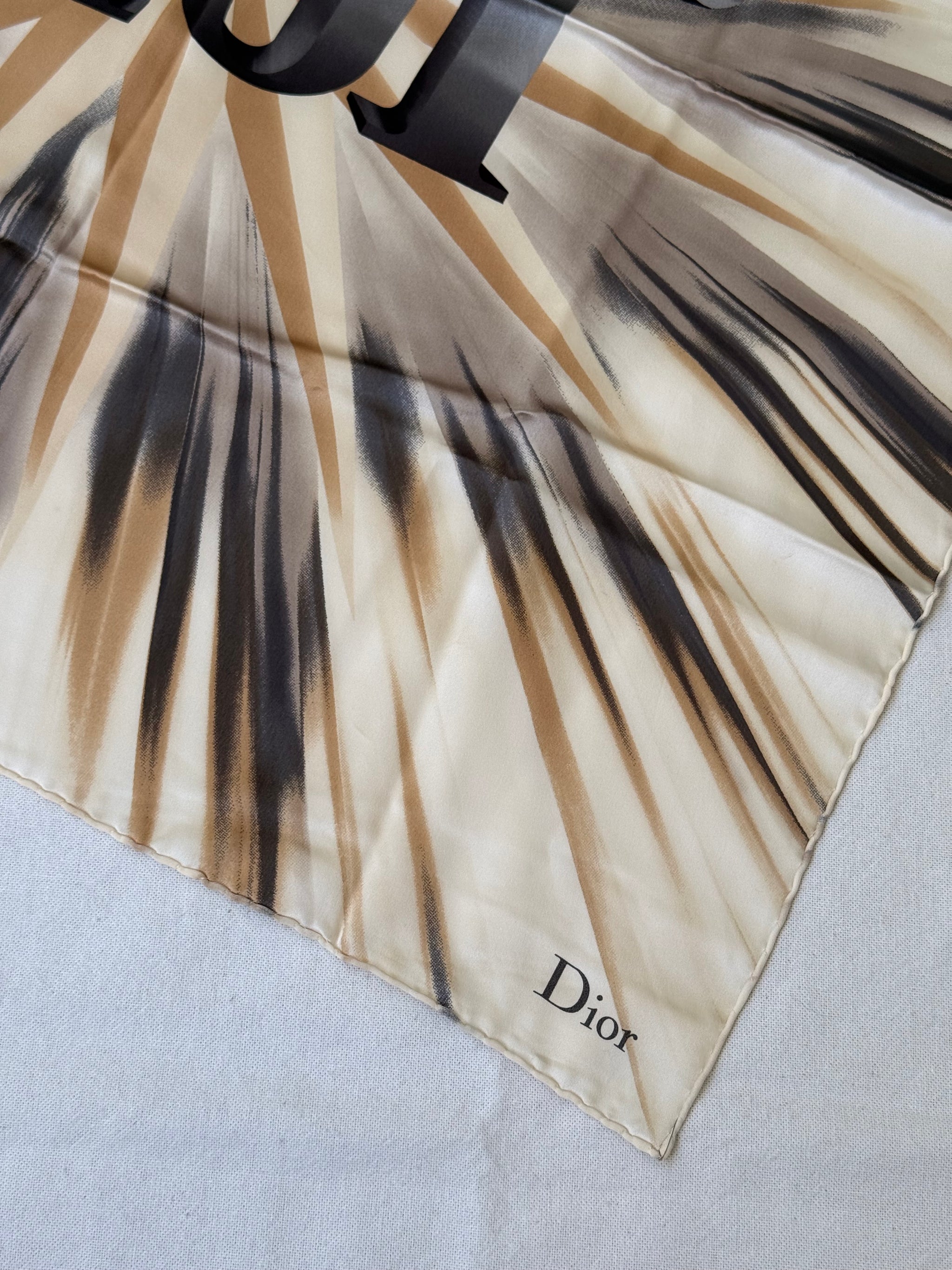 Foulard Christian Dior vintage – Inscription Dior