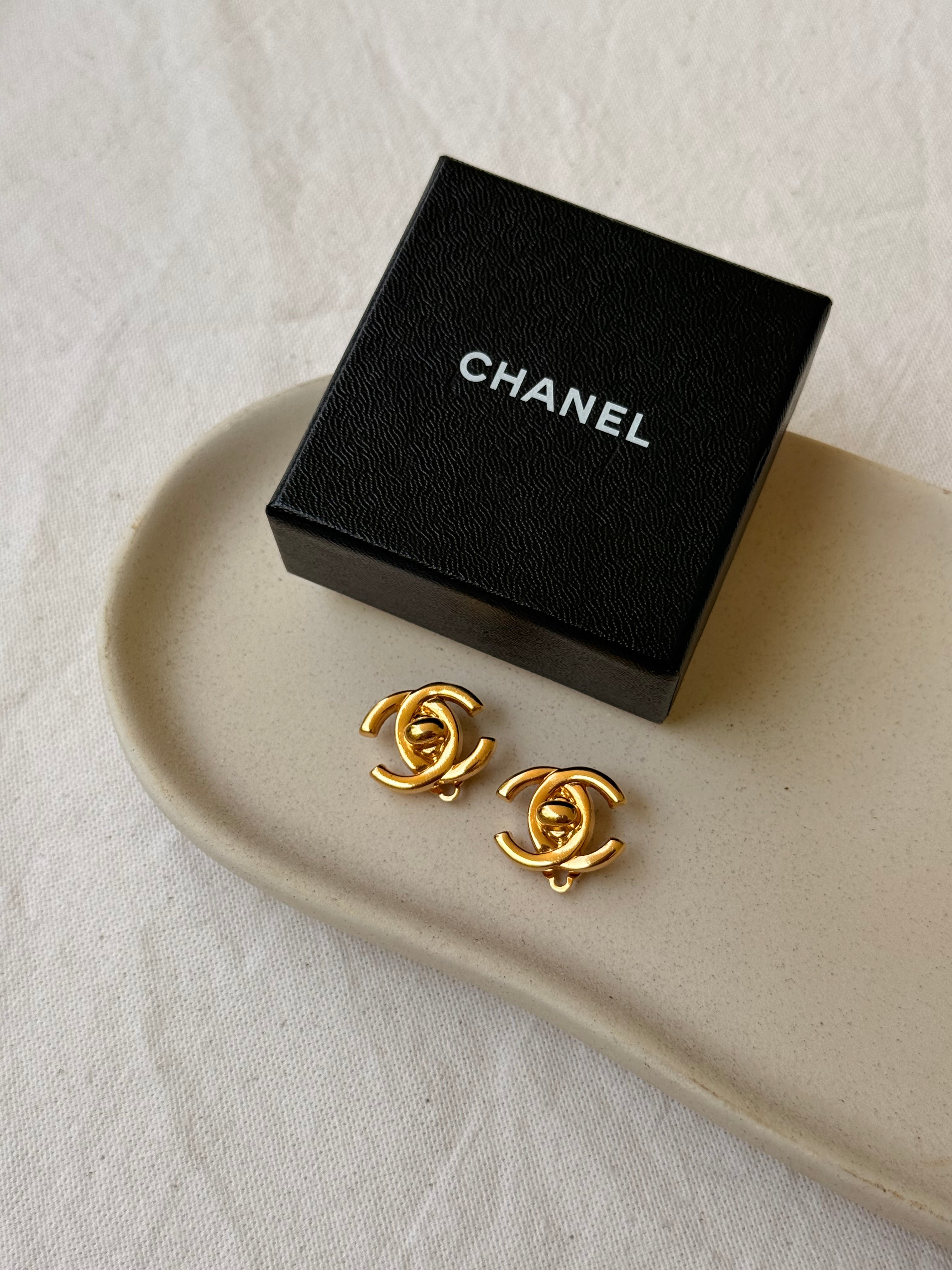 Boucles d’oreilles vintage Chanel - Modèle CC Lock petit format