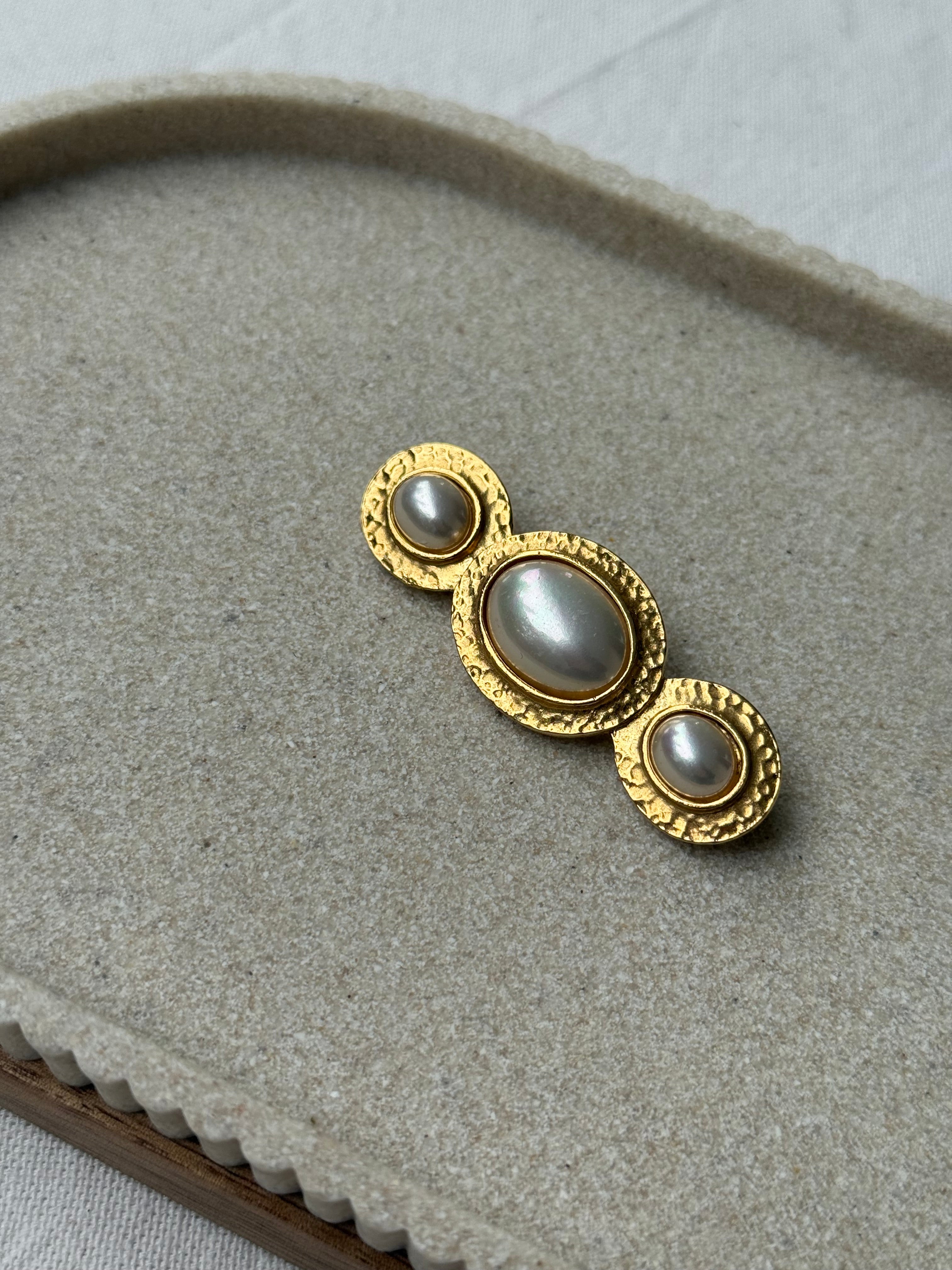 Broche Sphinx vintage - Allongée dorée et perles