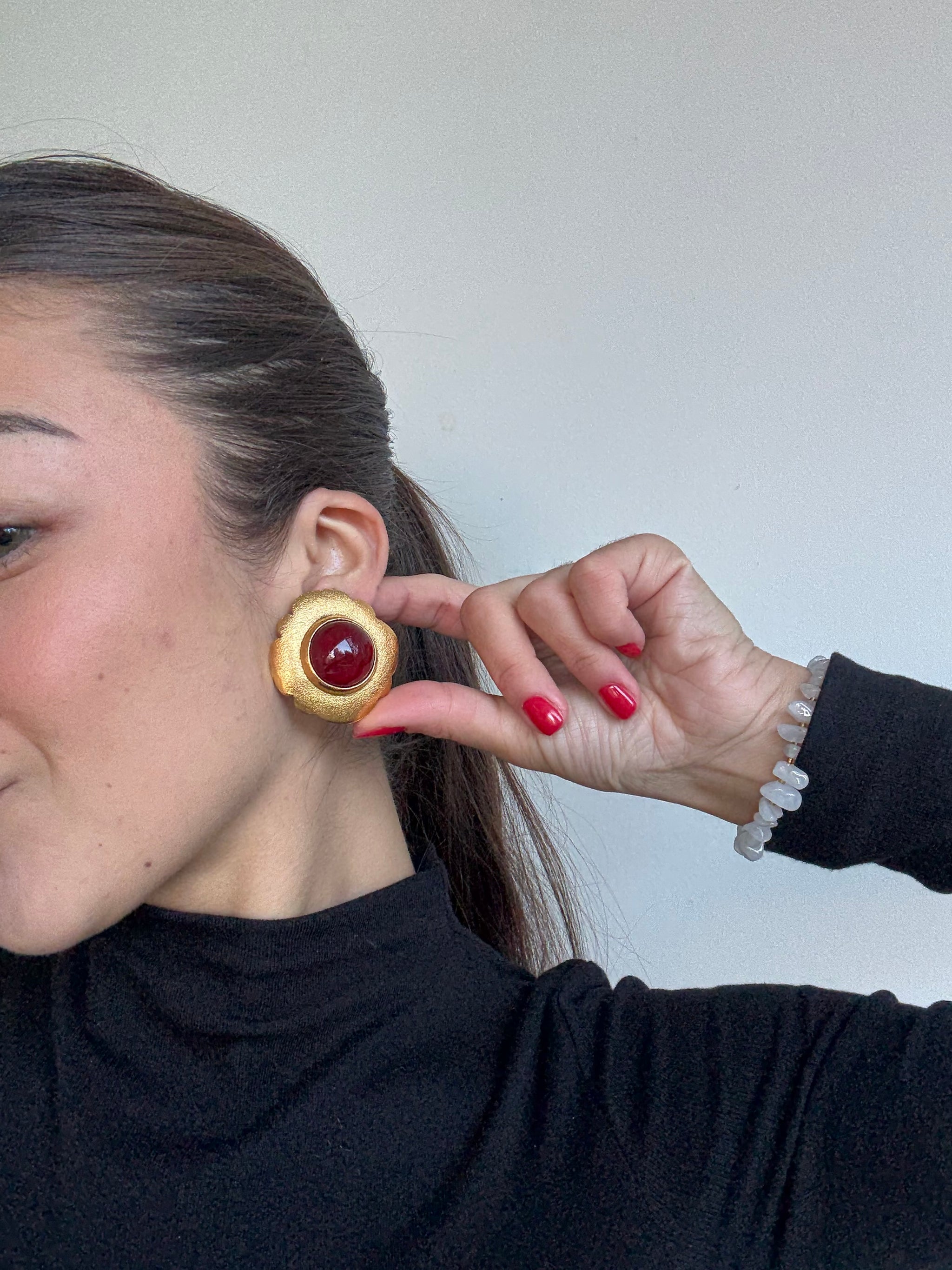 Boucles d’oreilles vintage Chanel - Cabochon rouge en pâte de verre