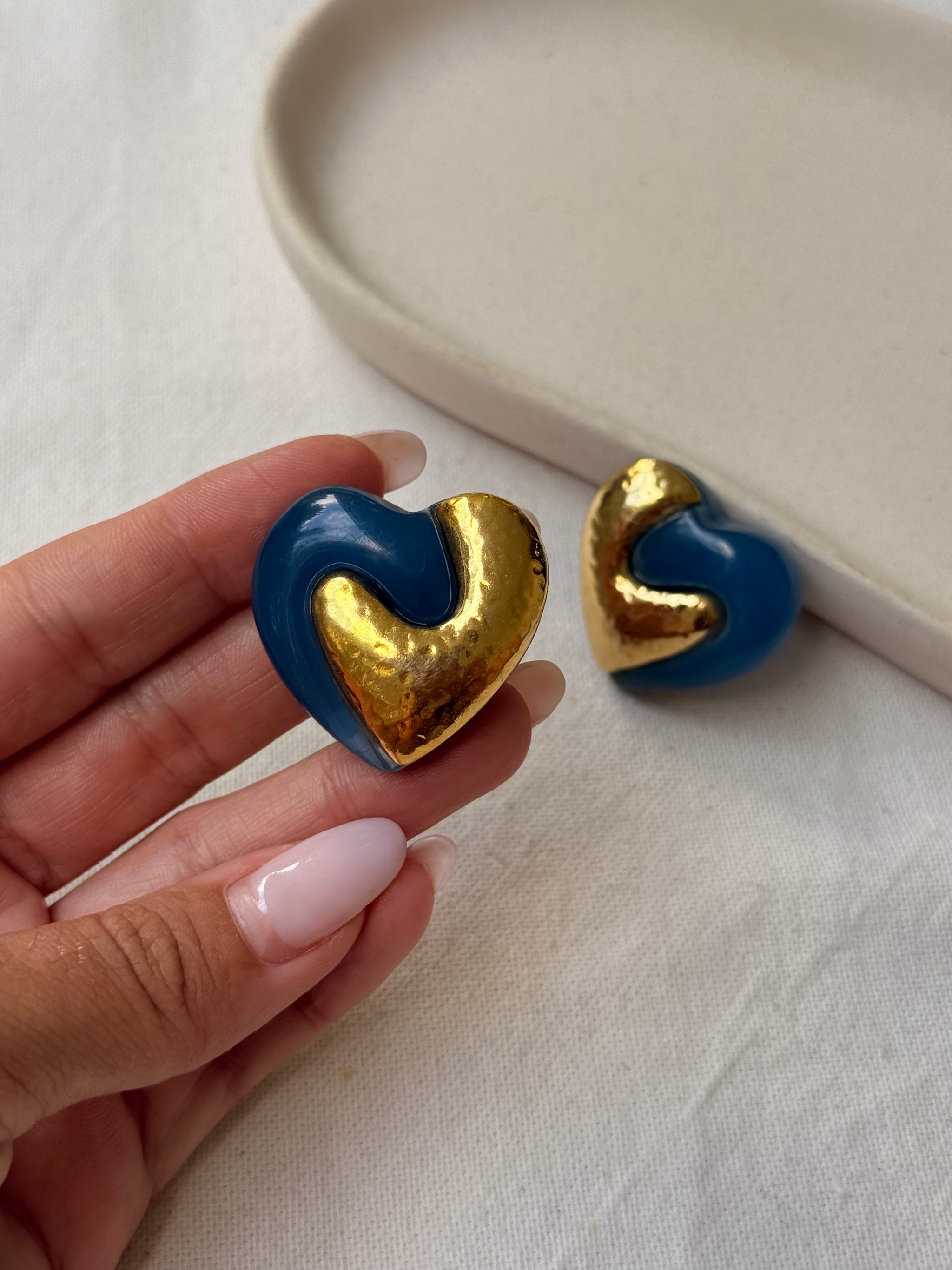 Boucles d’oreilles vintage - Cœur en résine bleue et dorée