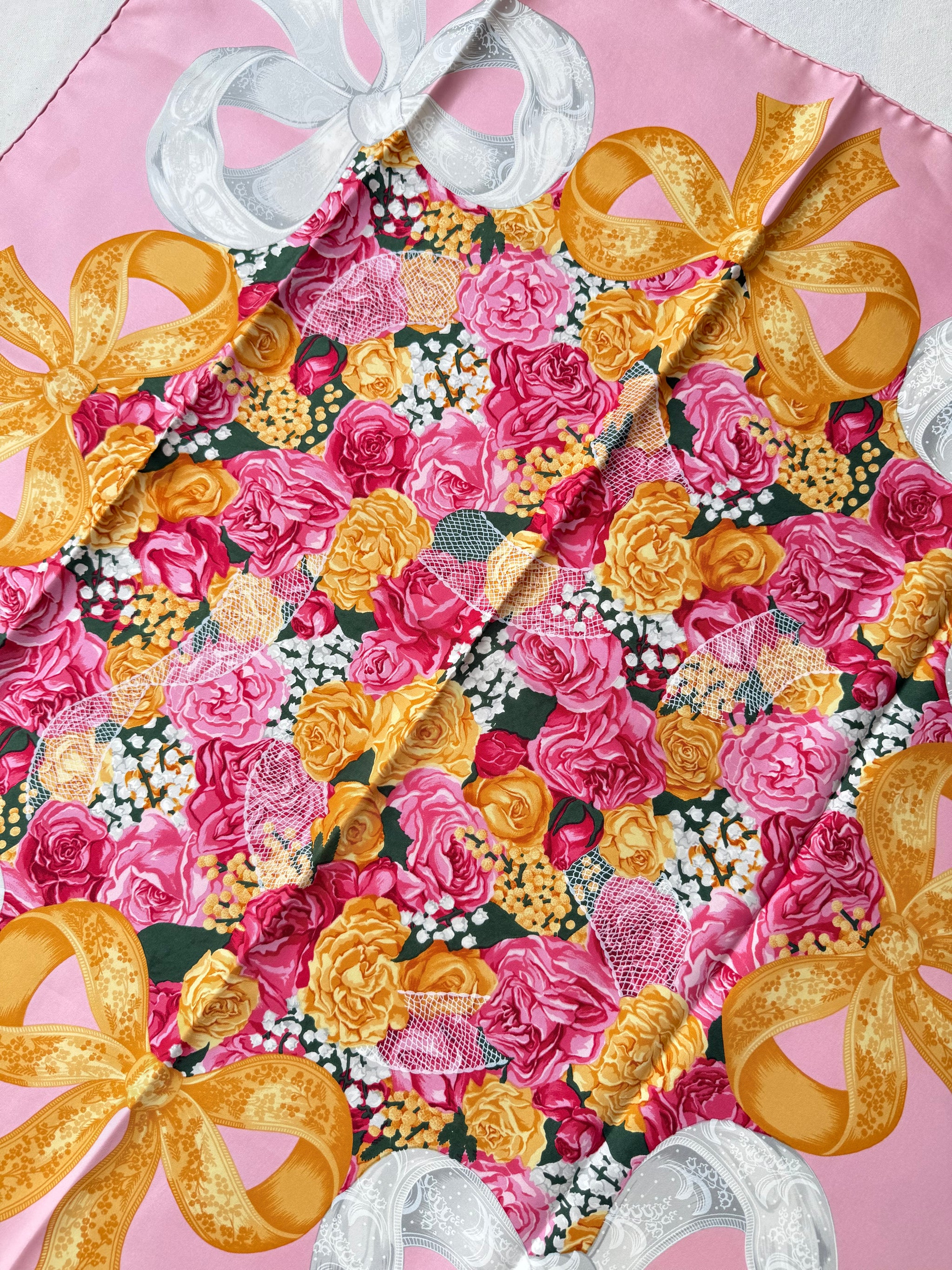Foulard Christian Dior – Motif floral et noeuds rose