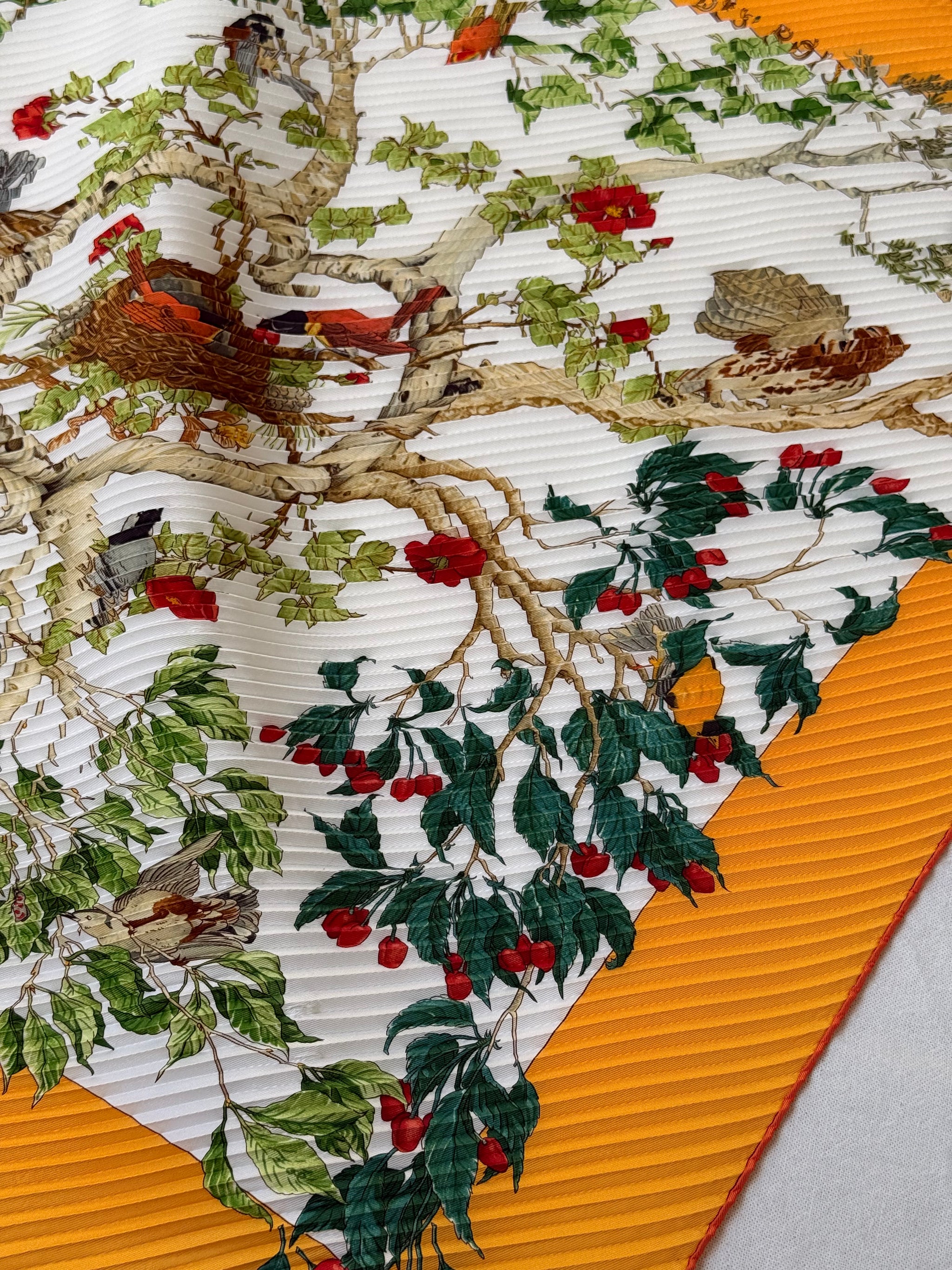 Foulard Hermès plissé – Modèle Au Cœur des Bois