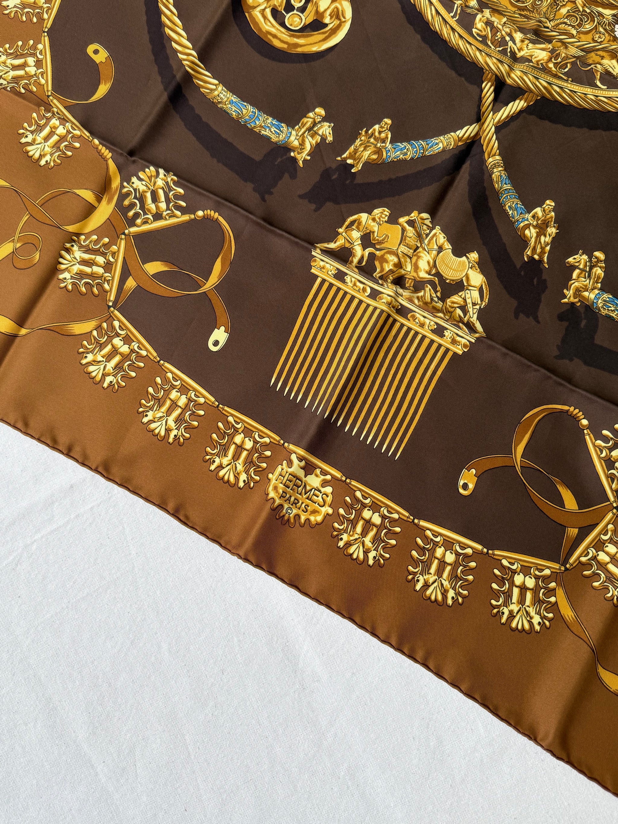 Foulard Hermès – Modèle Les Cavaliers d’Or