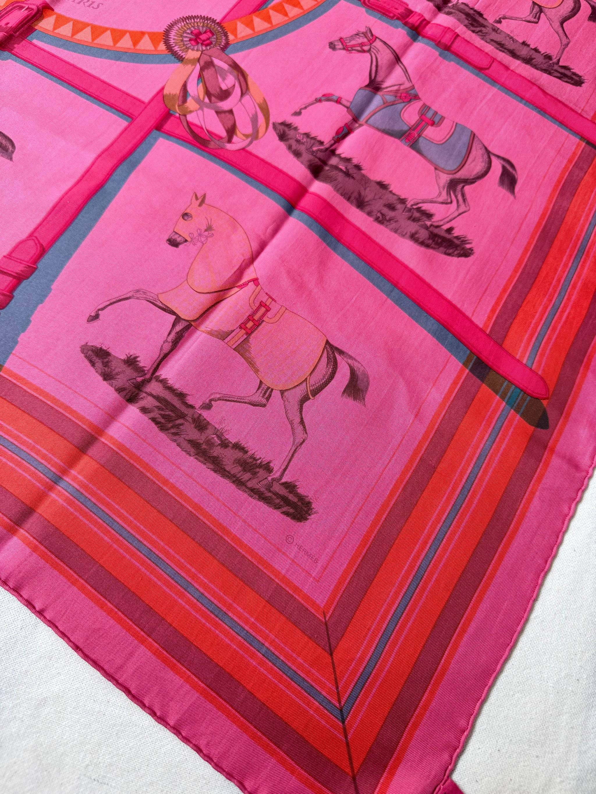 Foulard Hermès – modèle Couvertures et Tenues de jour (surteint fuchsia)