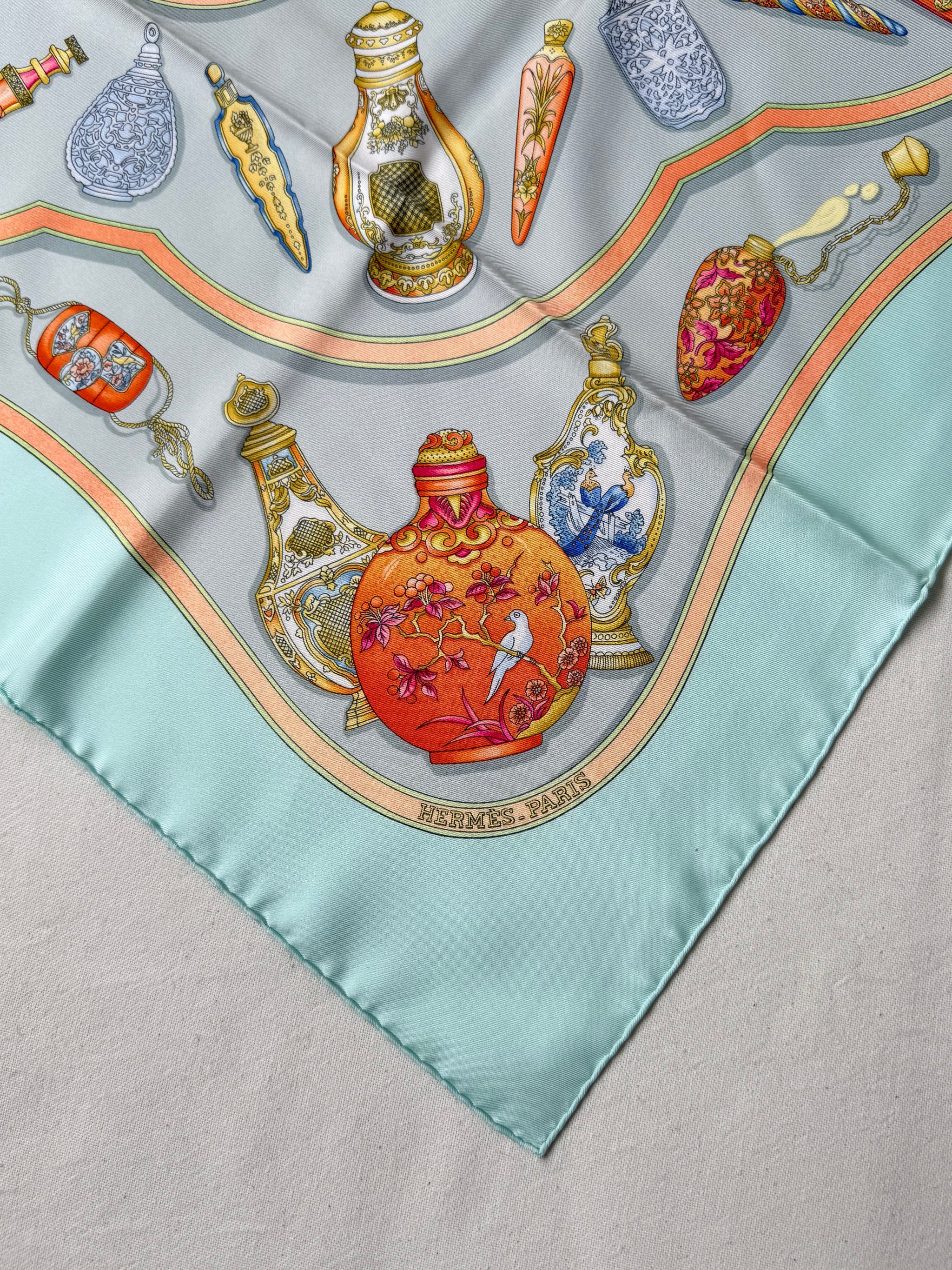 Foulard Hermès – Modèle Qu’importe Le Flacon