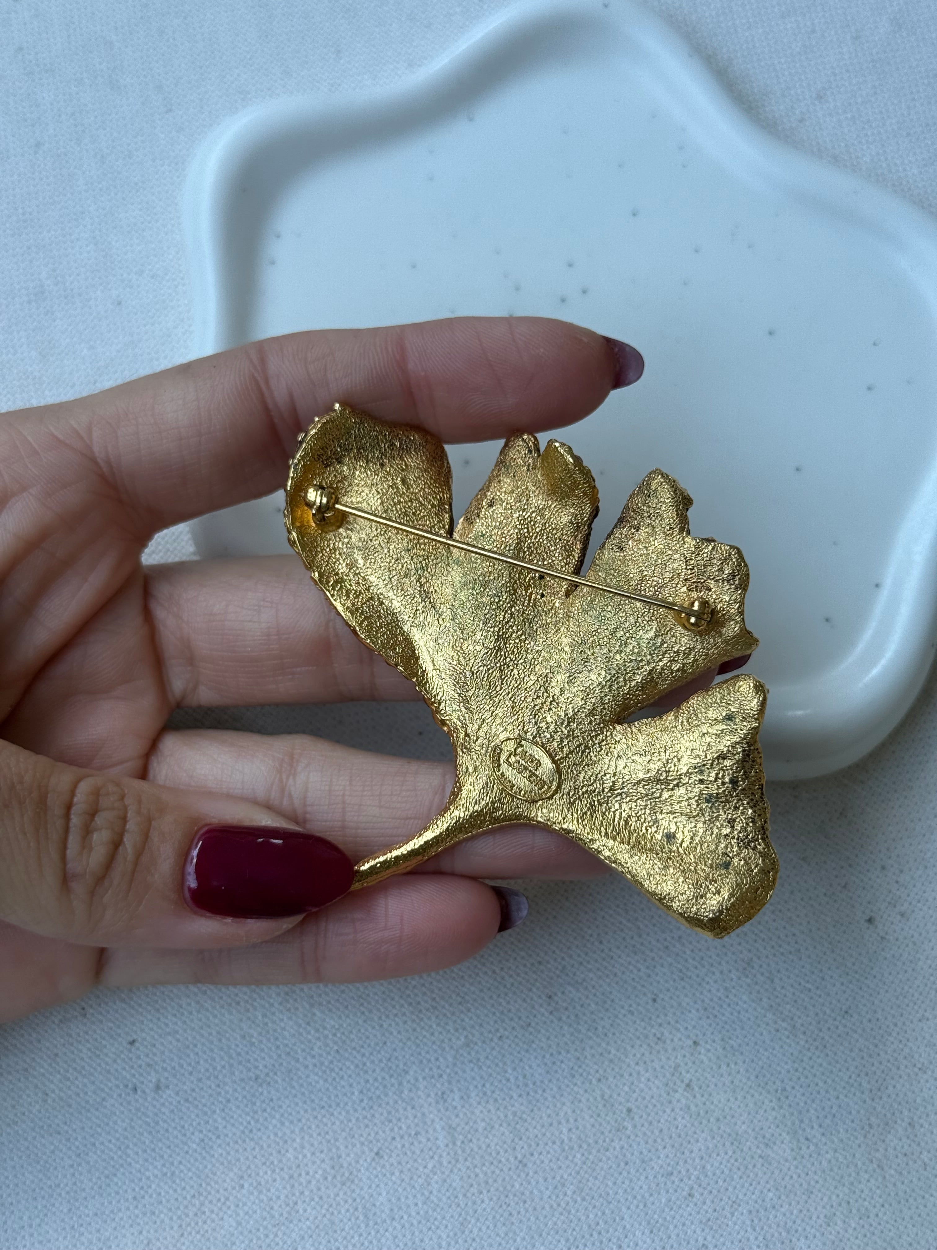 Broche Xavier Loubens vintage - Feuille dorée et strass rouge