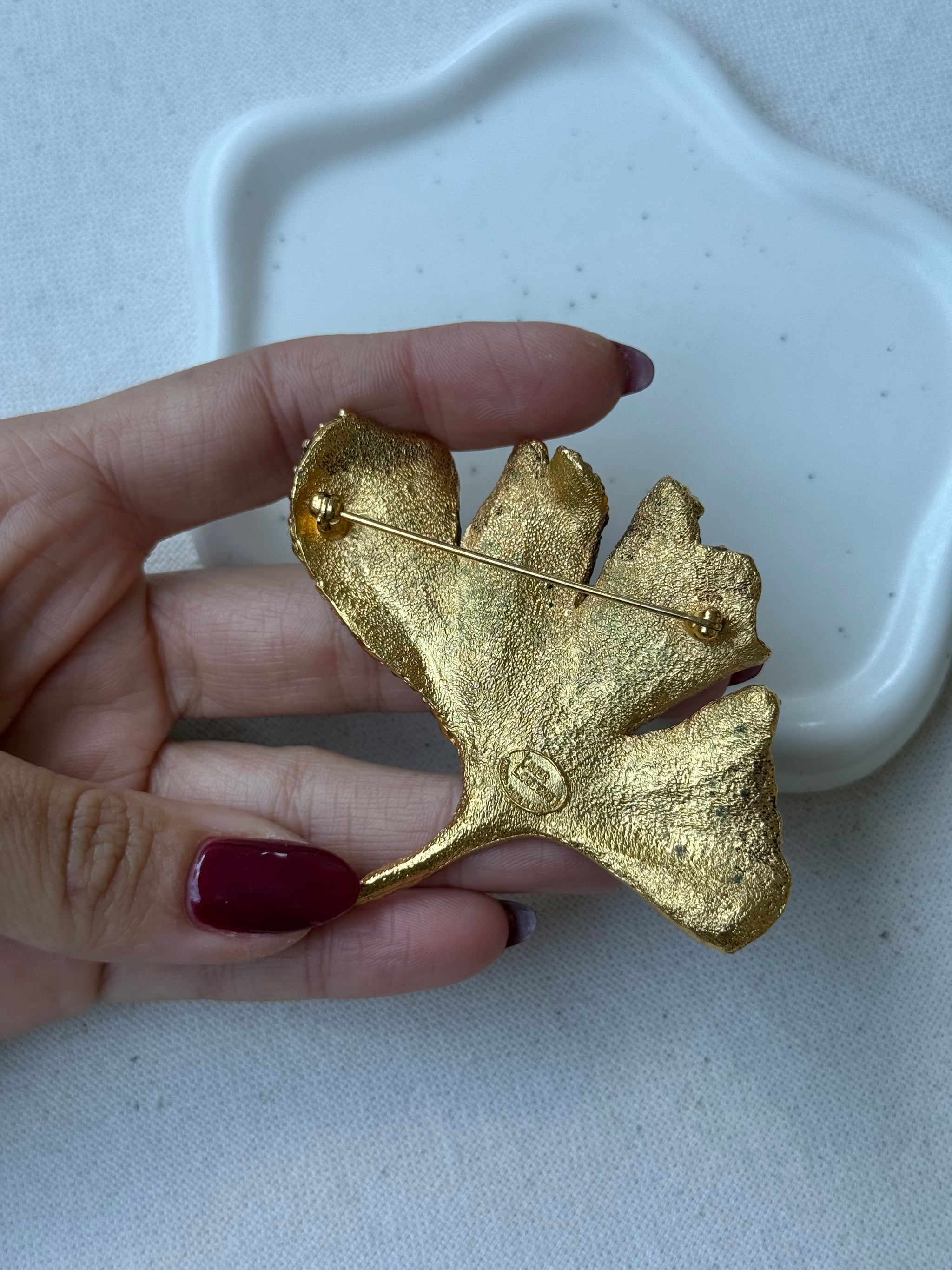 Broche Xavier Loubens vintage - Feuille dorée et strass rouge