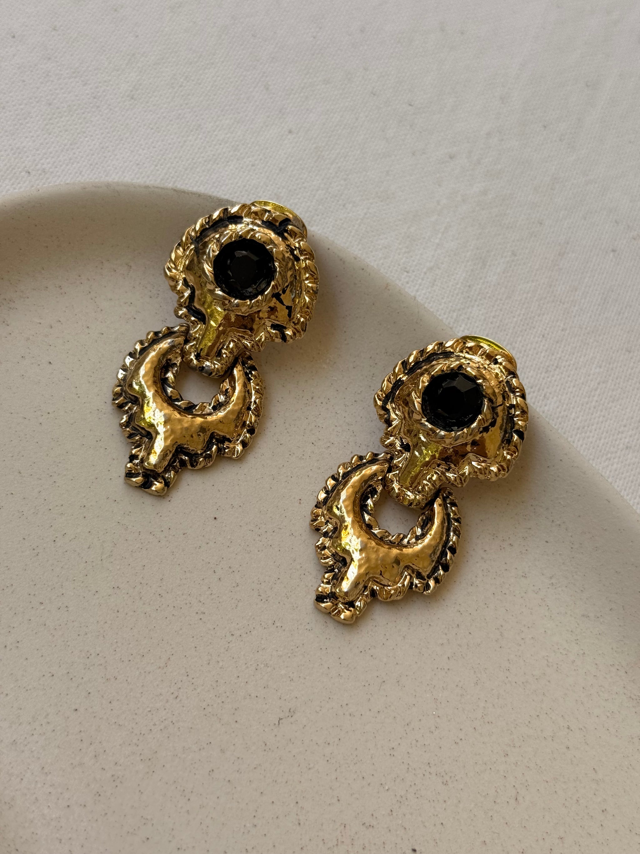 Boucles d’oreilles vintage - Pendantes design baroque et strass noir