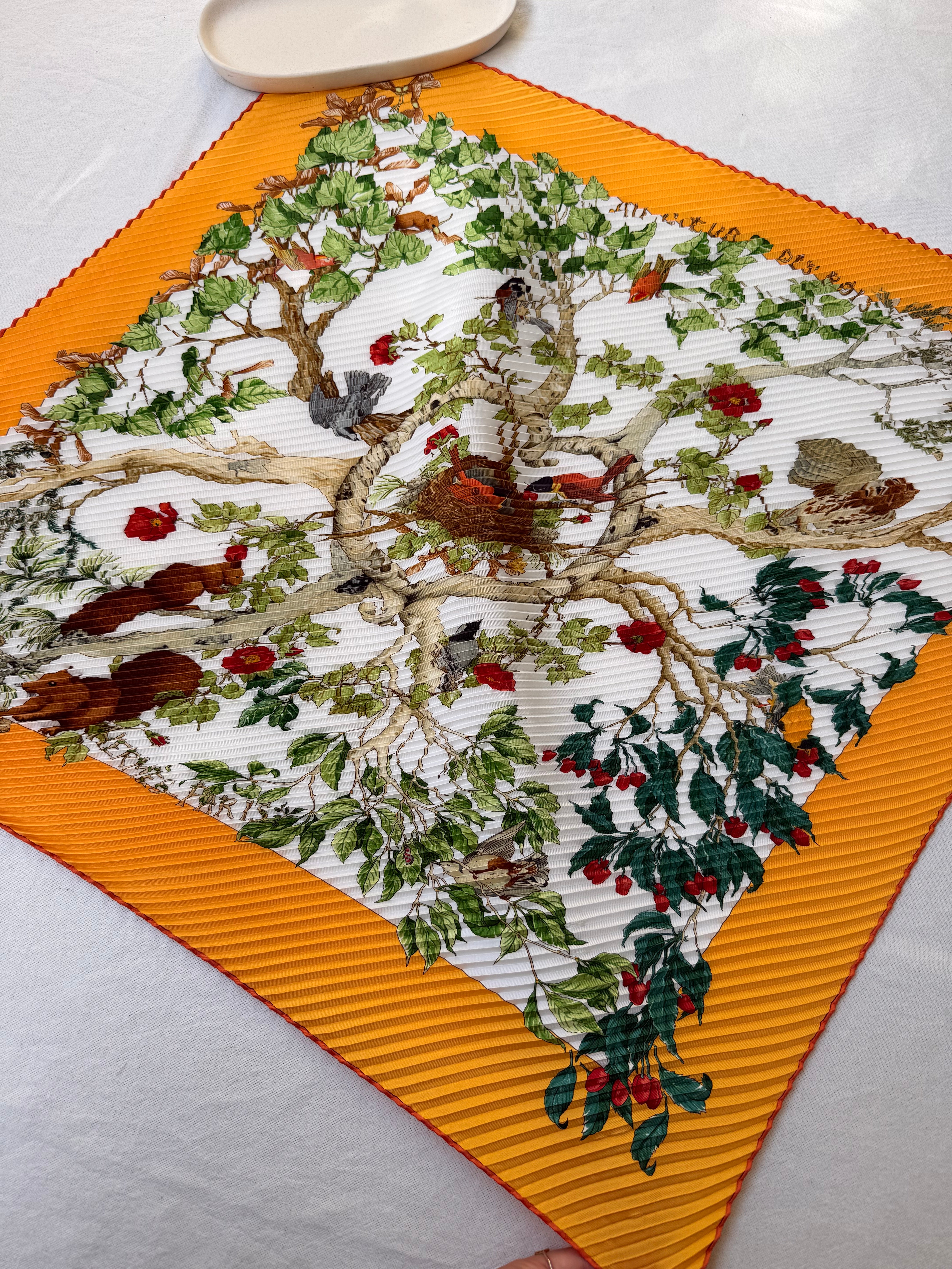 Foulard Hermès plissé – Modèle Au Cœur des Bois