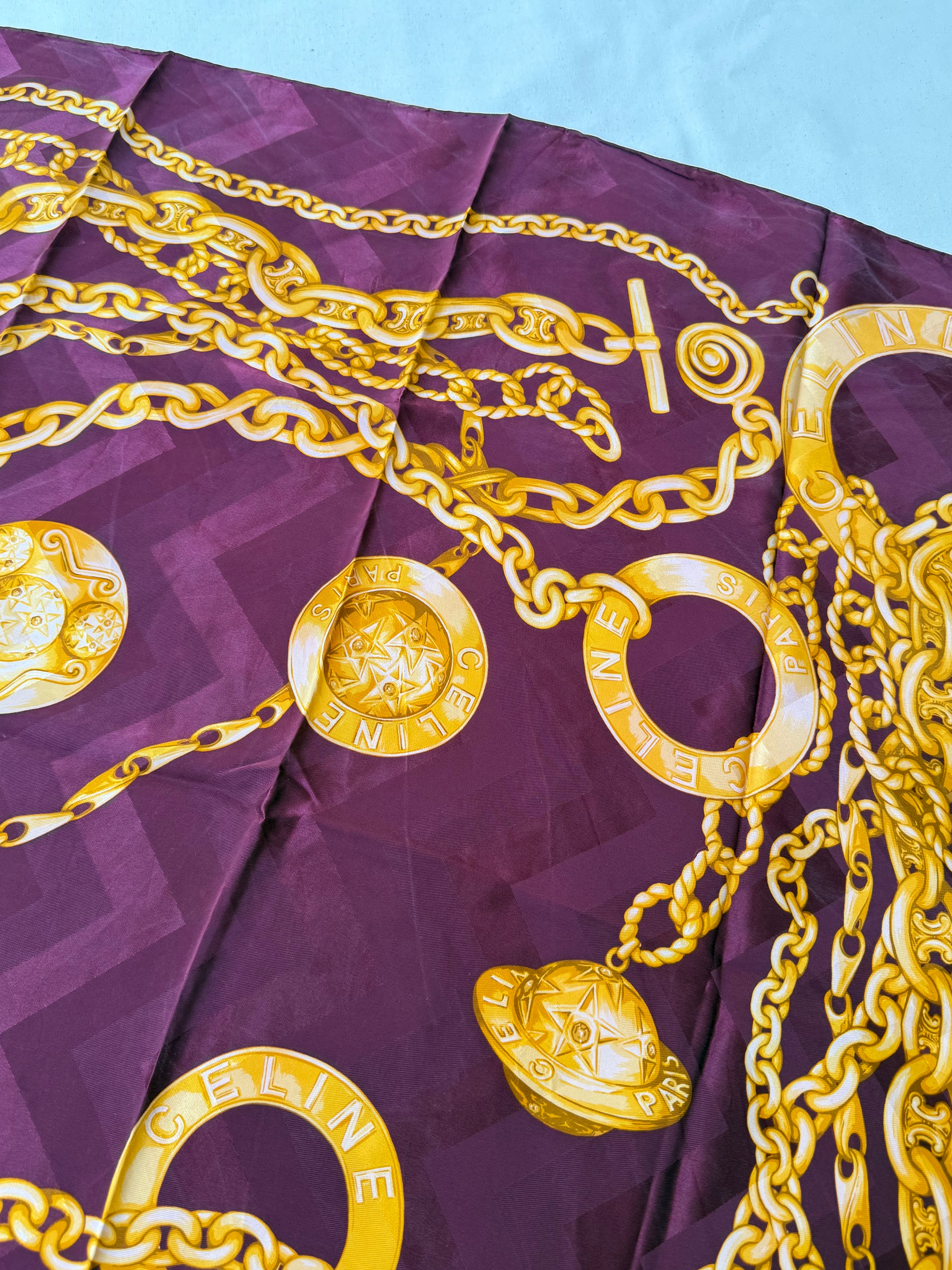 Foulard Céline – Modèle bordeaux et chaînes