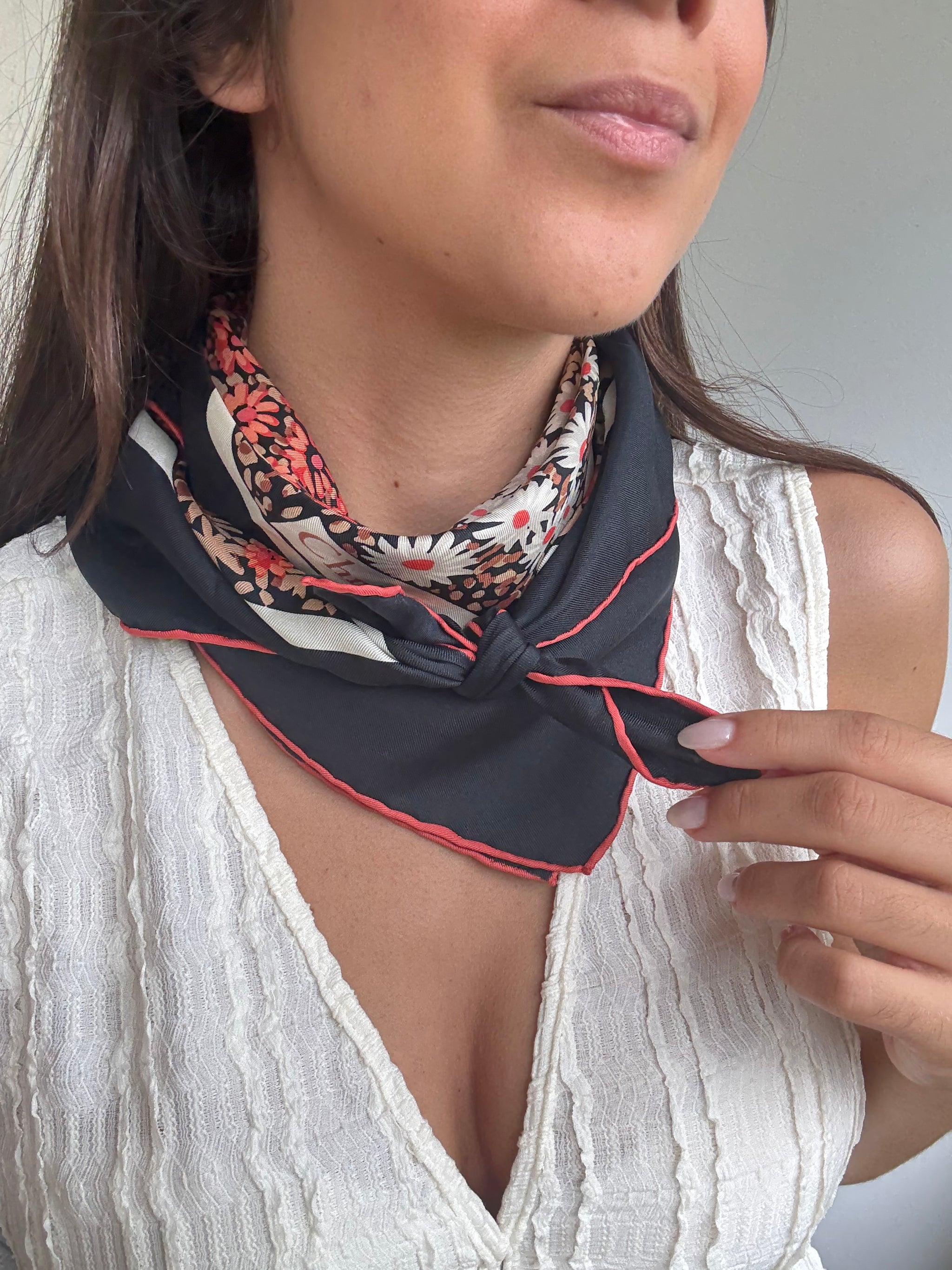 Foulard Christian Dior – Modèle noir à fleurs