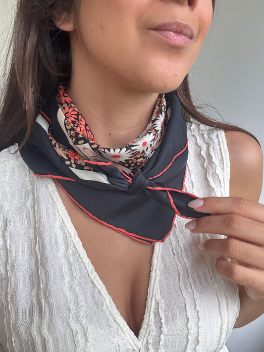 Foulard Christian Dior – Modèle noir à fleurs