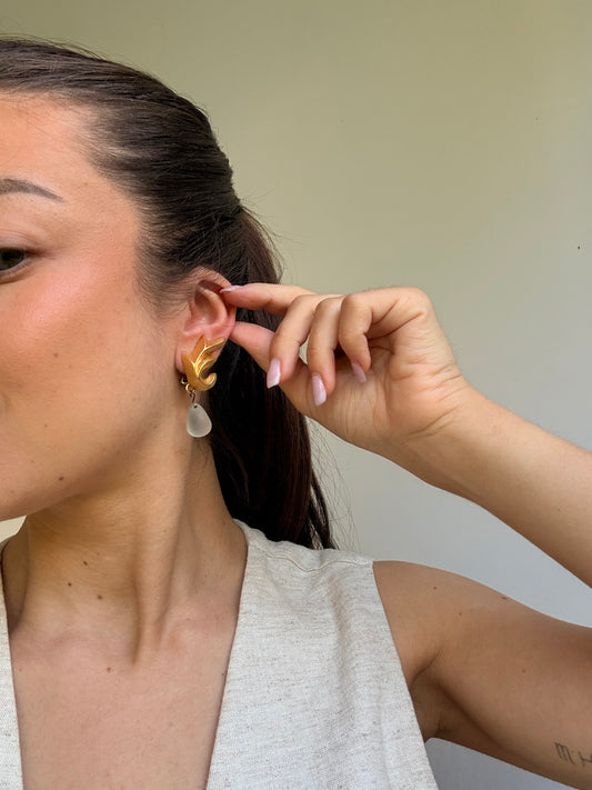 Boucles d’oreilles Jacques An Lanh vintage - Flamme dorée et goutte pendante